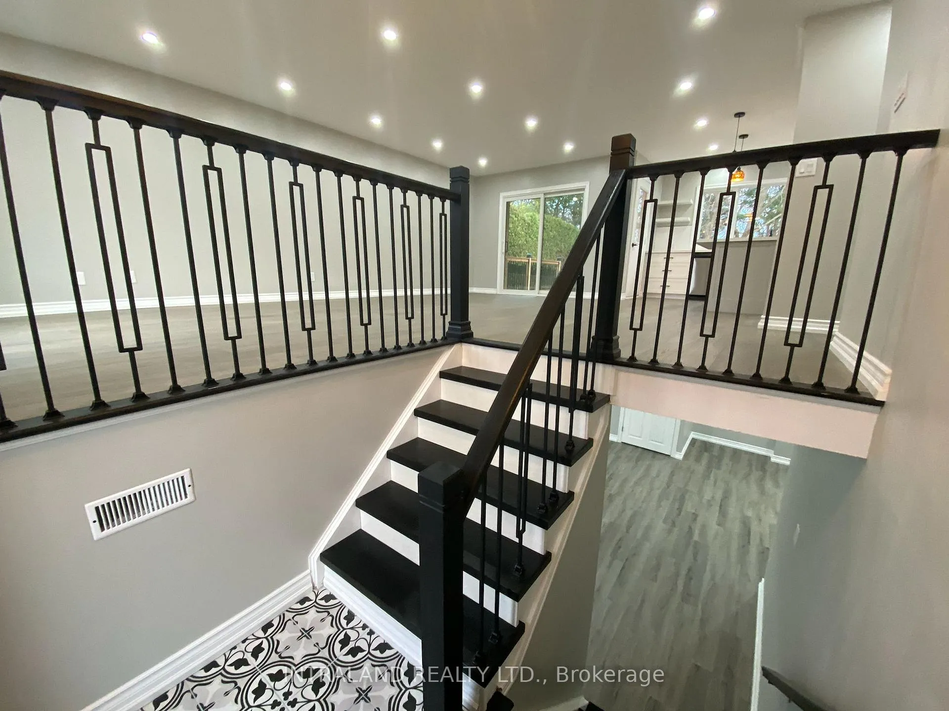 Photo 2 of 1179 Sutton Court, Oshawa, Donevan — HOMEH