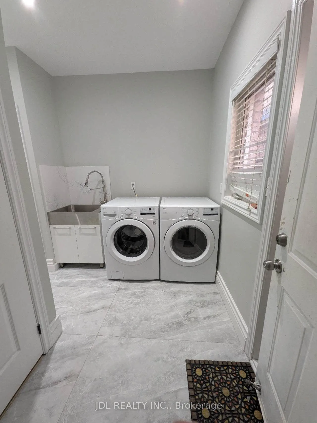 Photo 5 of 390 Elson Street, Markham, Cedarwood — HOMEH