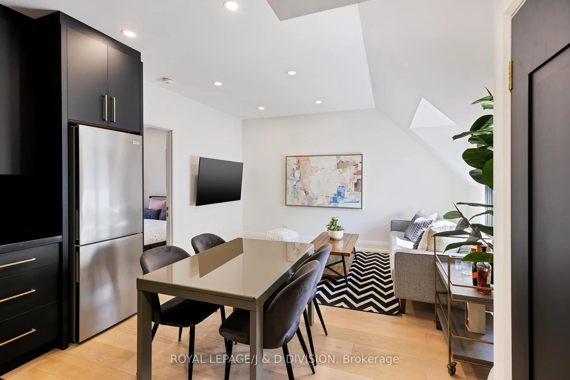 Photo 4 of Unit A, 189 Concord Avenue, Toronto, Palmerston-Little Italy — HOMEH