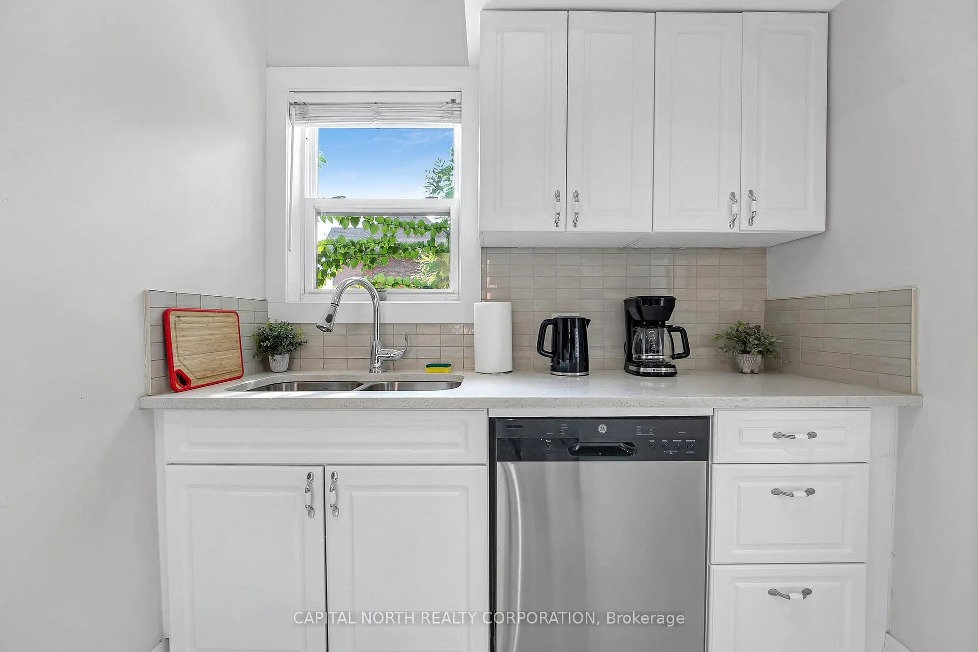 Photo 7 of Unit 1, 556 King Street E, Hamilton, Landsdale — HOMEH