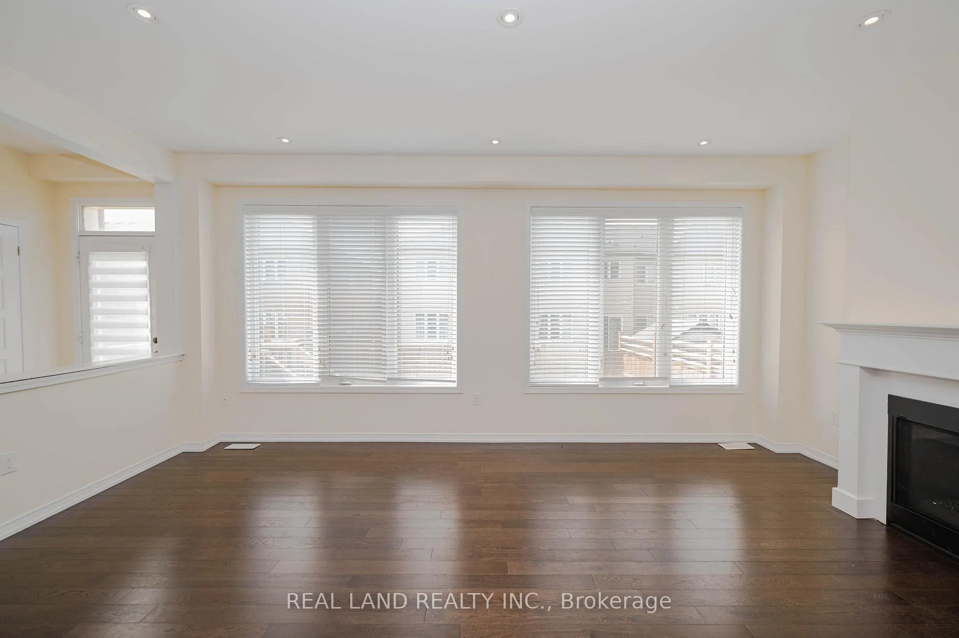 Photo 2 of 7782 Hackberry Trail, Niagara Falls, Brown — HOMEH