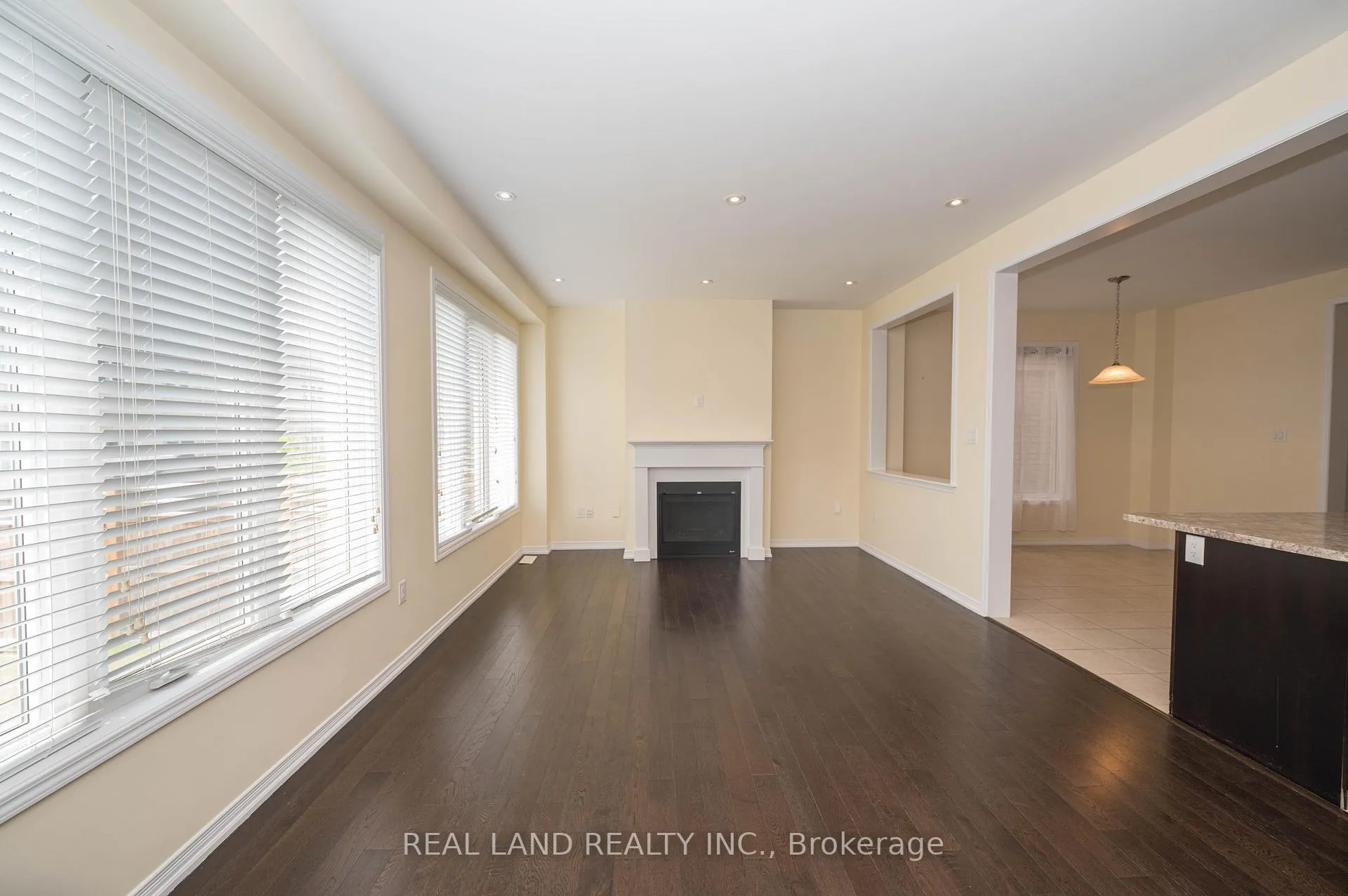 Photo 3 of 7782 Hackberry Trail, Niagara Falls, Brown — HOMEH