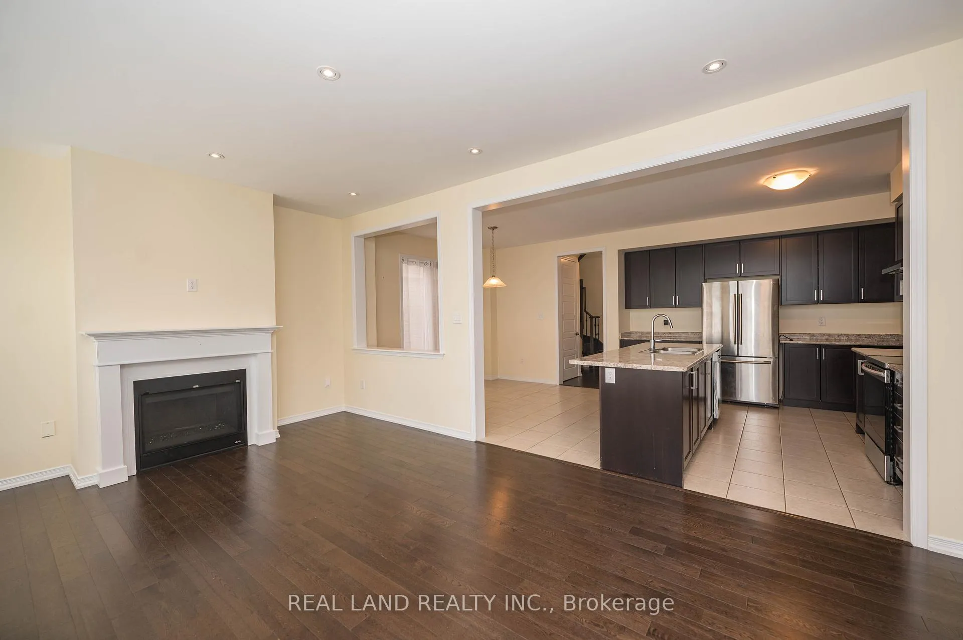 Photo 4 of 7782 Hackberry Trail, Niagara Falls, Brown — HOMEH