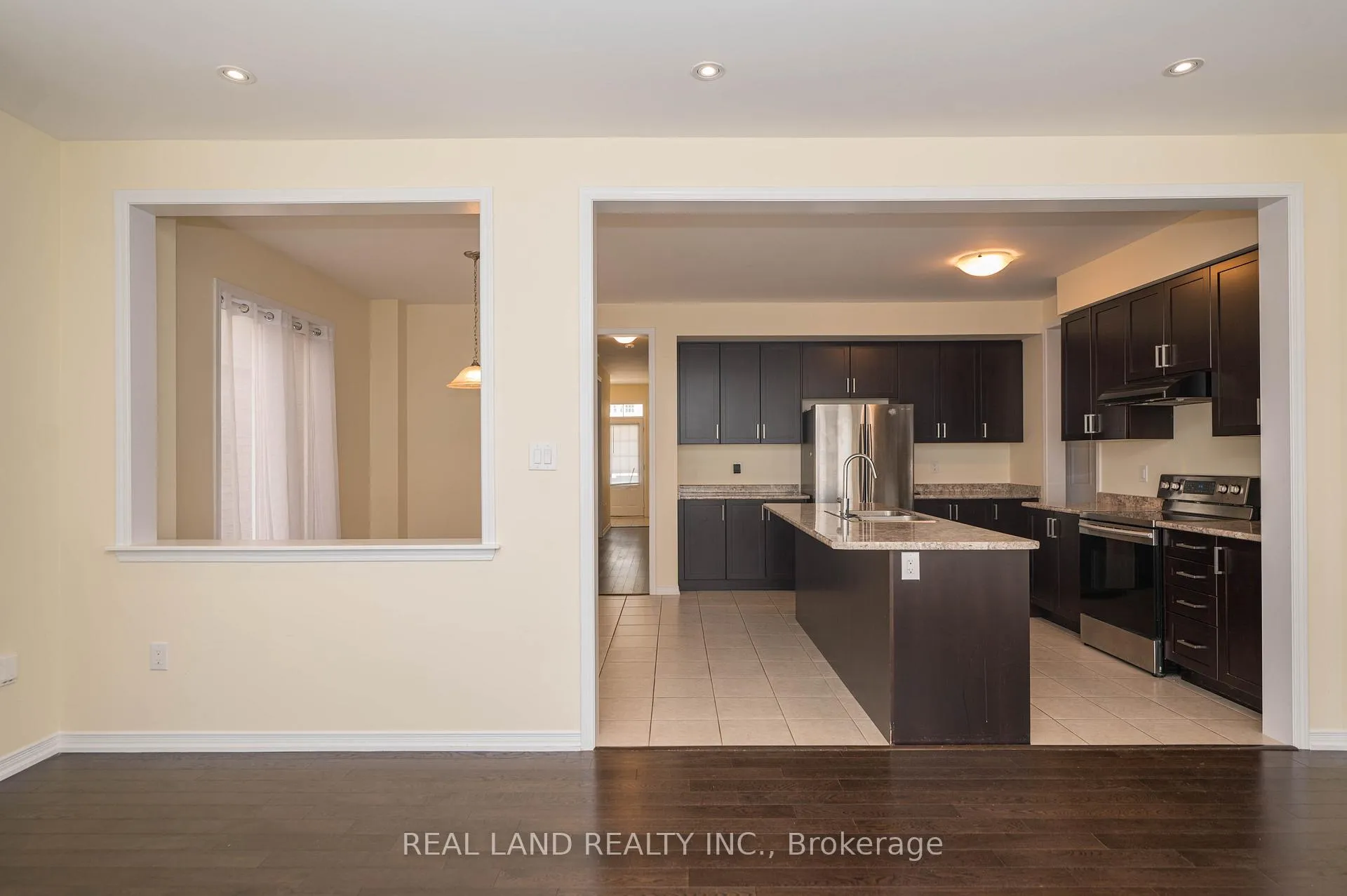 Photo 5 of 7782 Hackberry Trail, Niagara Falls, Brown — HOMEH