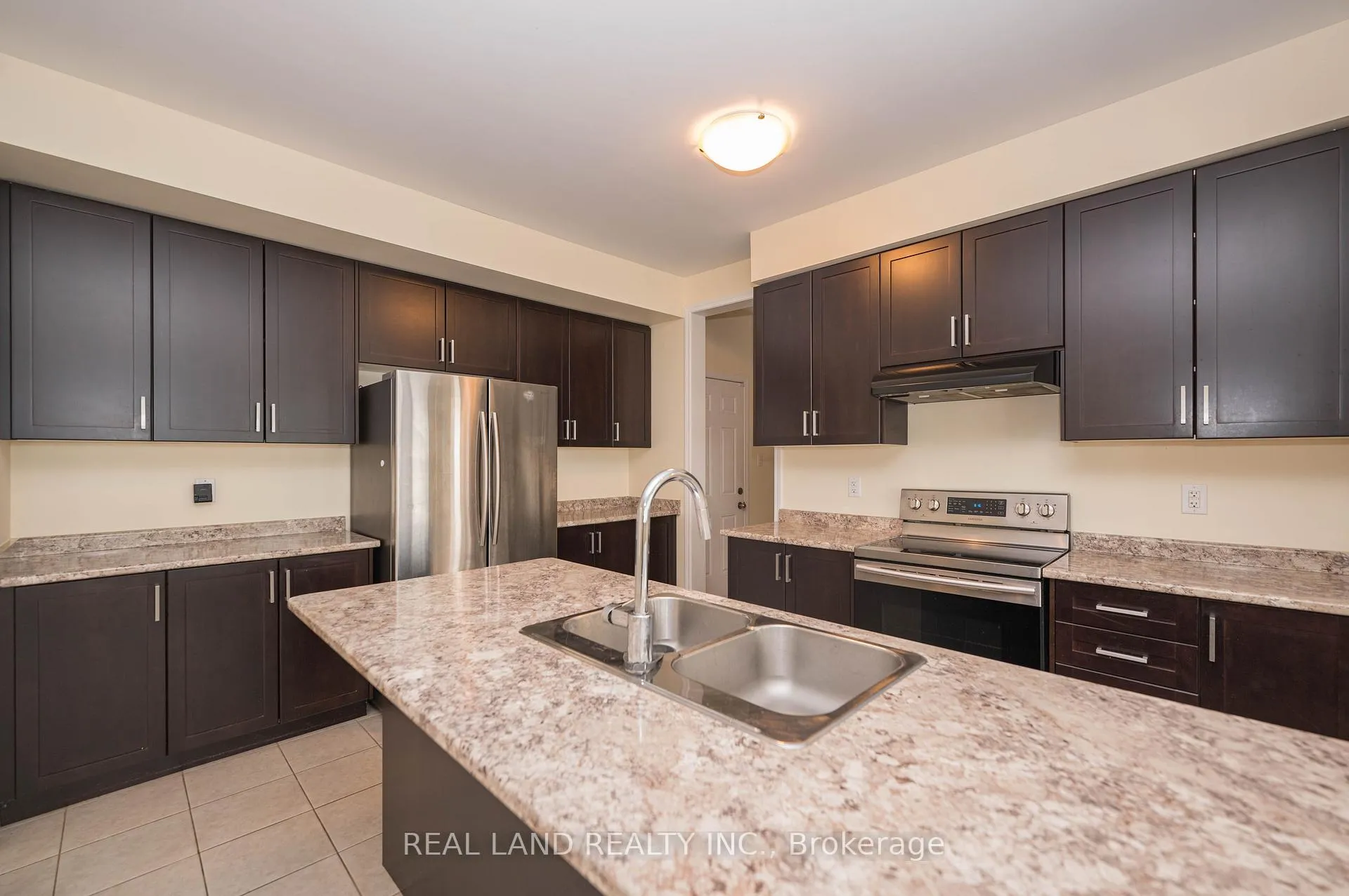 Photo 6 of 7782 Hackberry Trail, Niagara Falls, Brown — HOMEH