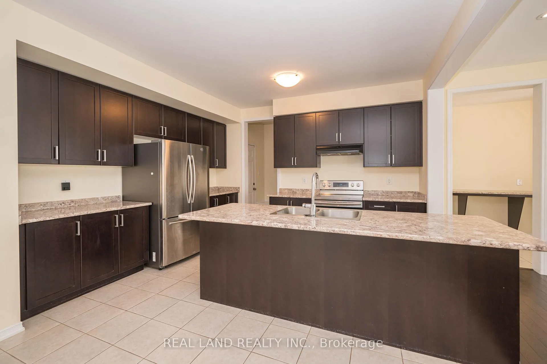Photo 7 of 7782 Hackberry Trail, Niagara Falls, Brown — HOMEH