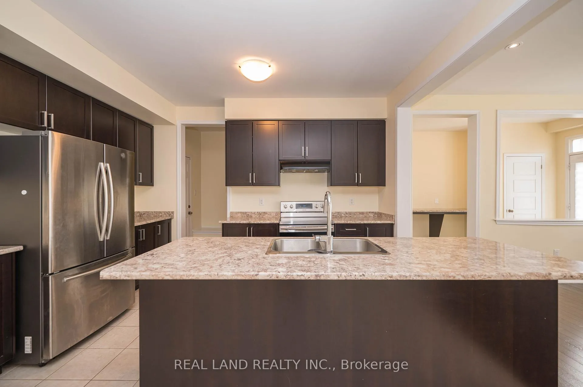 Photo 8 of 7782 Hackberry Trail, Niagara Falls, Brown — HOMEH