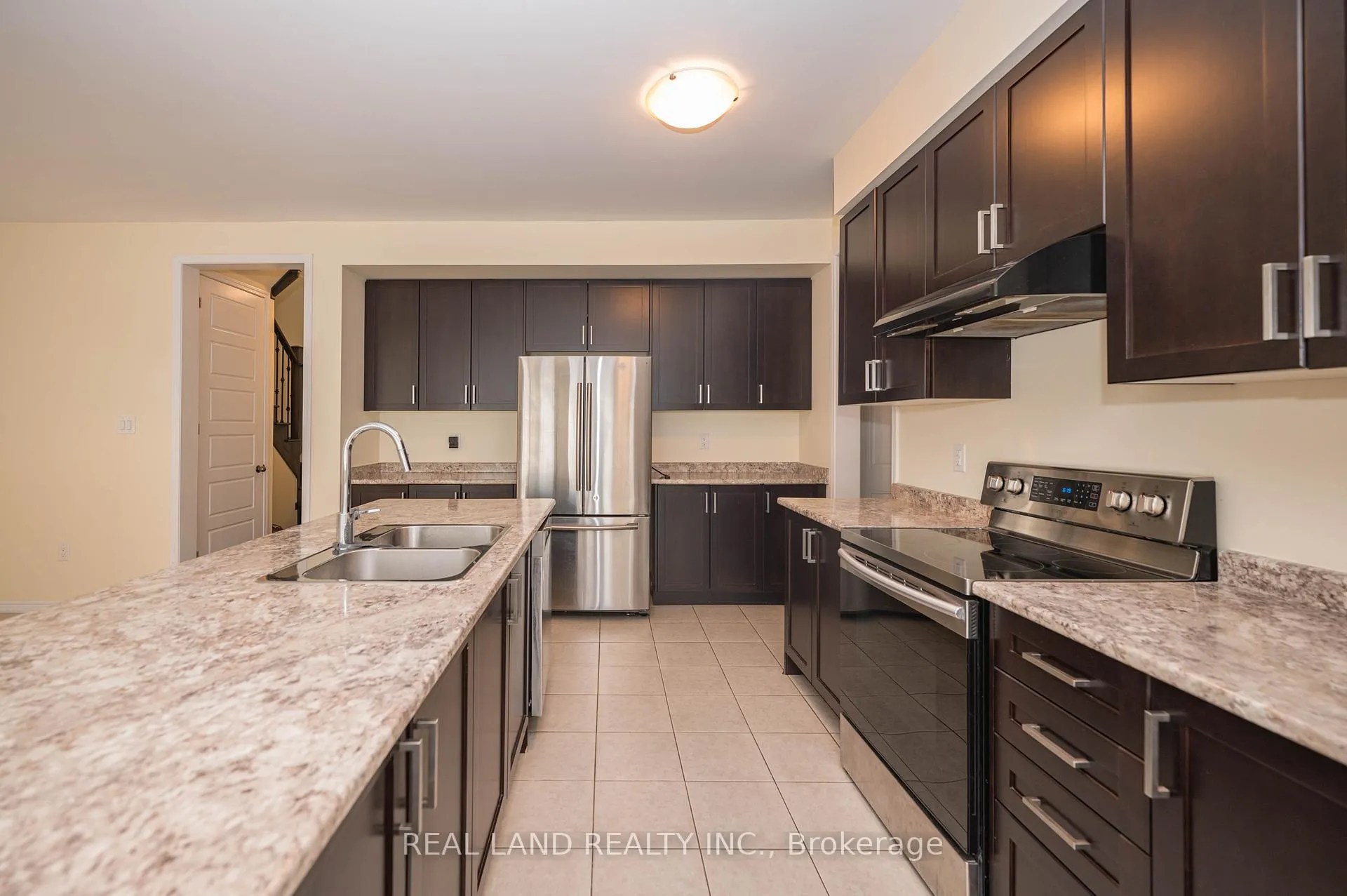 Photo 9 of 7782 Hackberry Trail, Niagara Falls, Brown — HOMEH