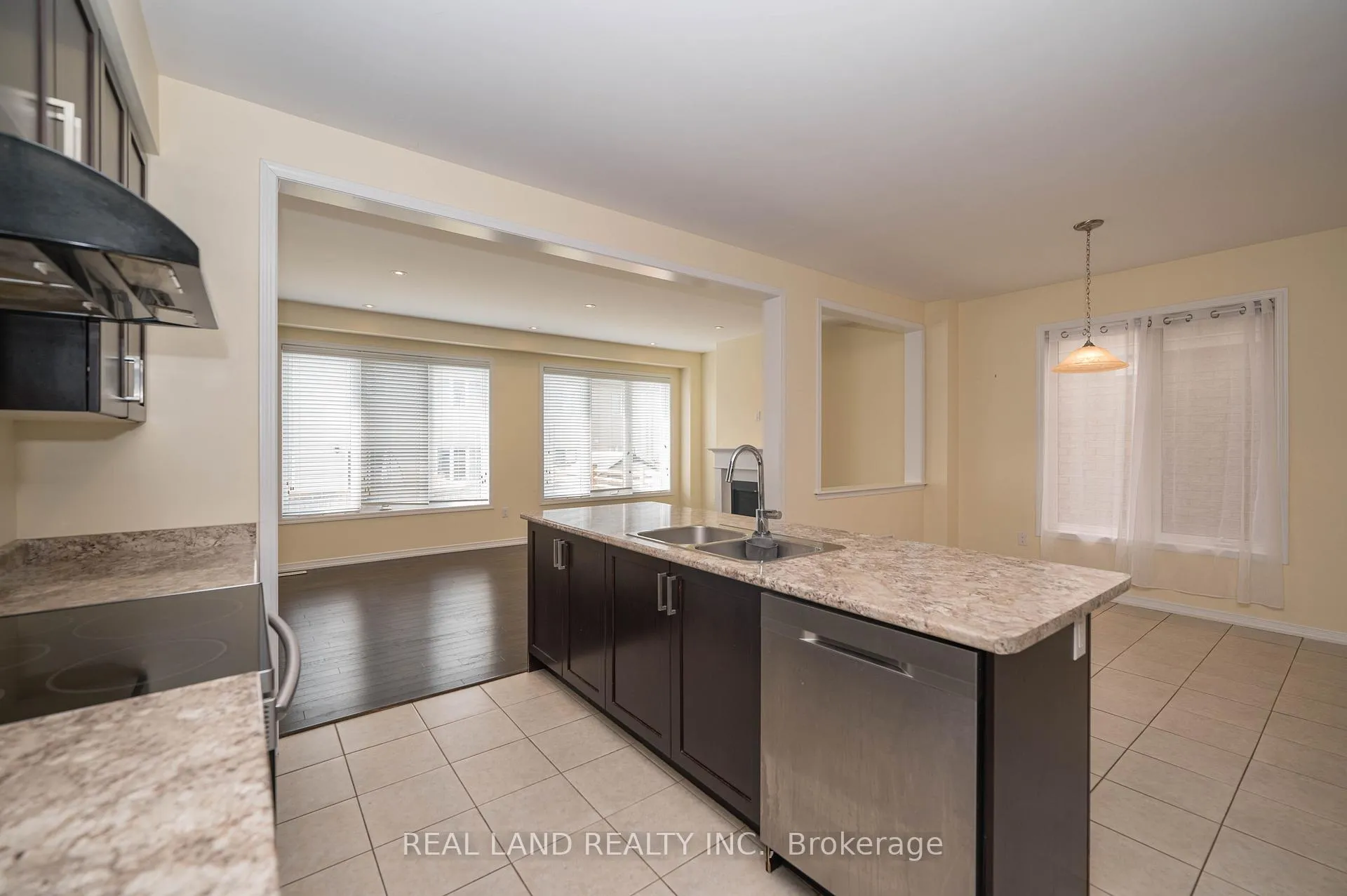 Photo 10 of 7782 Hackberry Trail, Niagara Falls, Brown — HOMEH