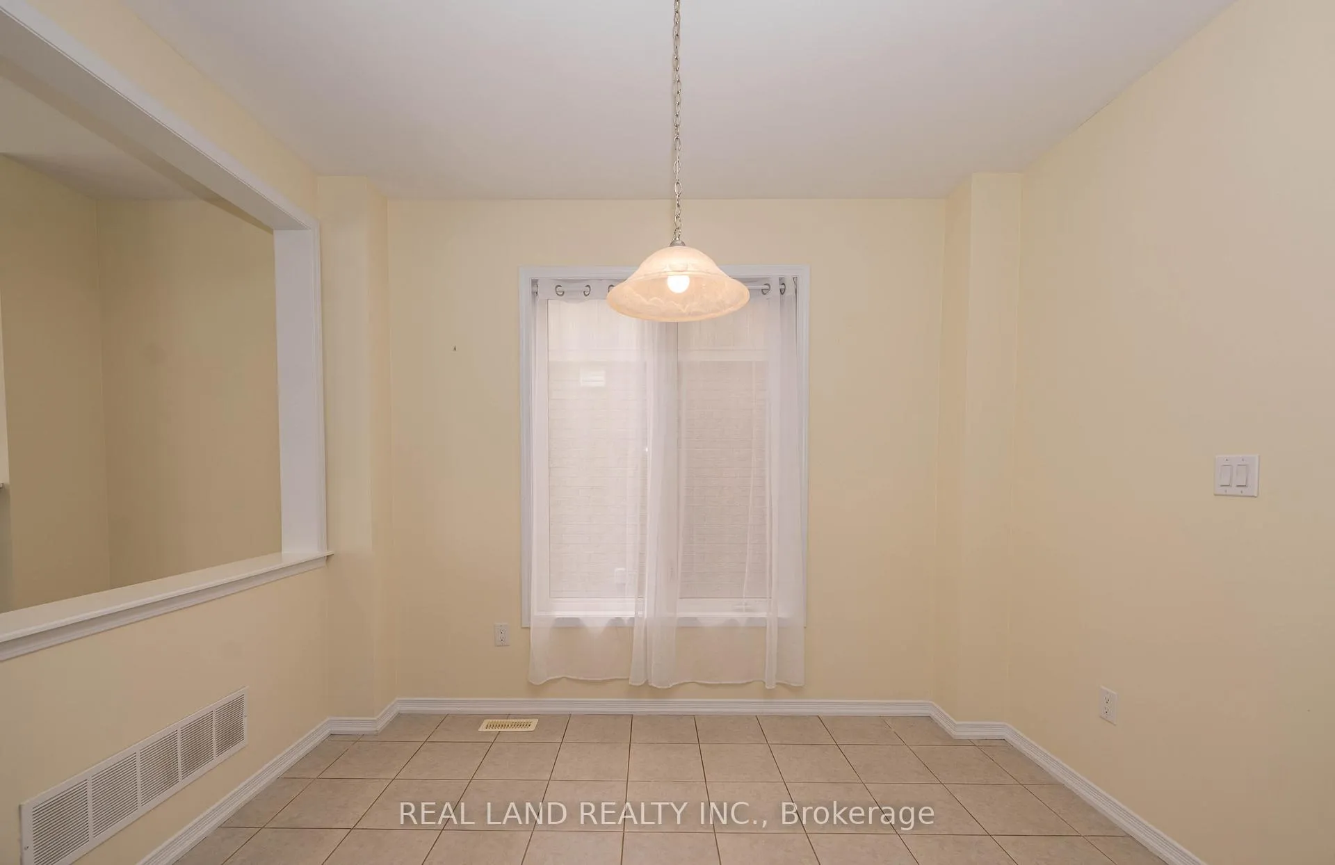 Photo 11 of 7782 Hackberry Trail, Niagara Falls, Brown — HOMEH
