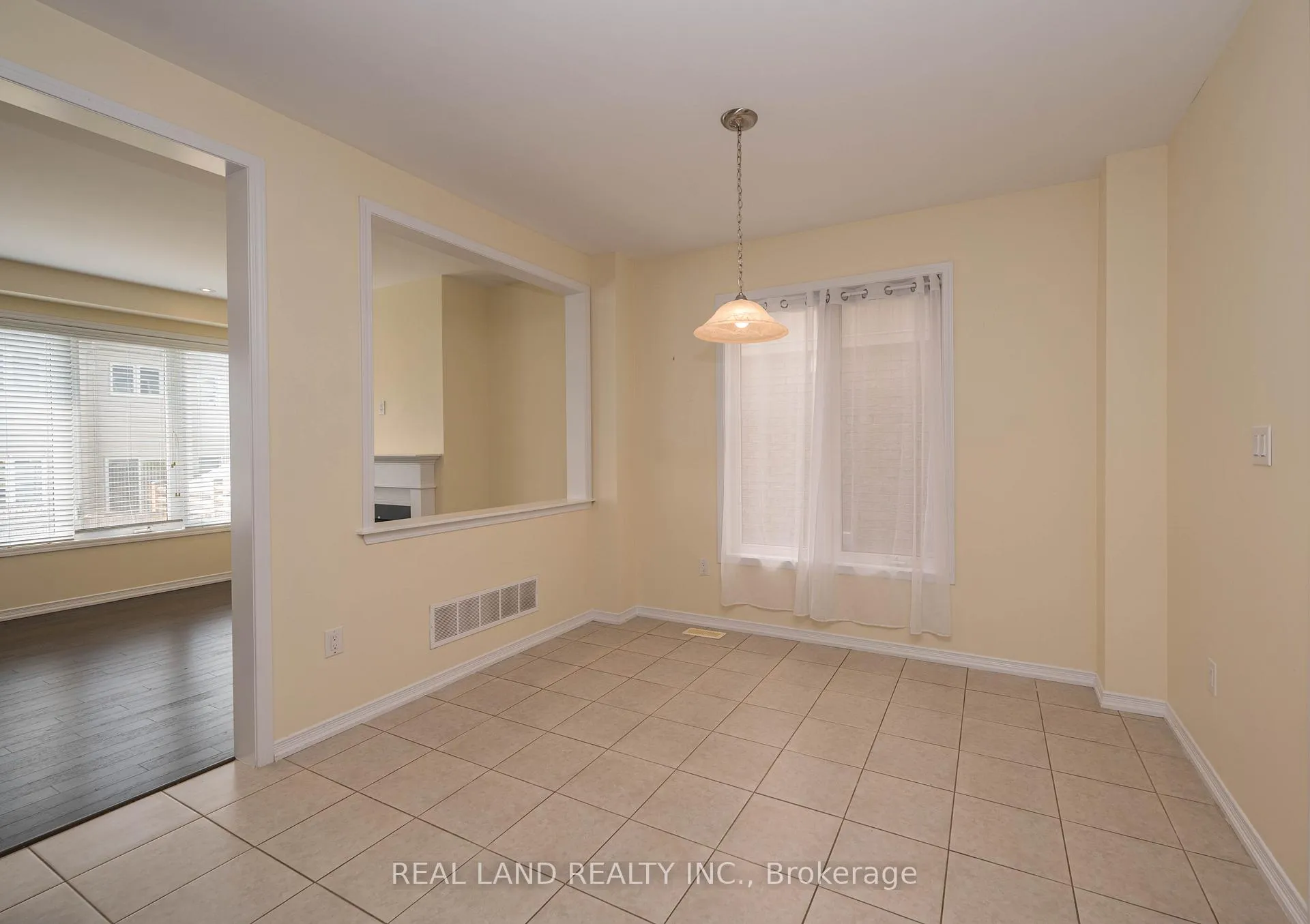 Photo 12 of 7782 Hackberry Trail, Niagara Falls, Brown — HOMEH