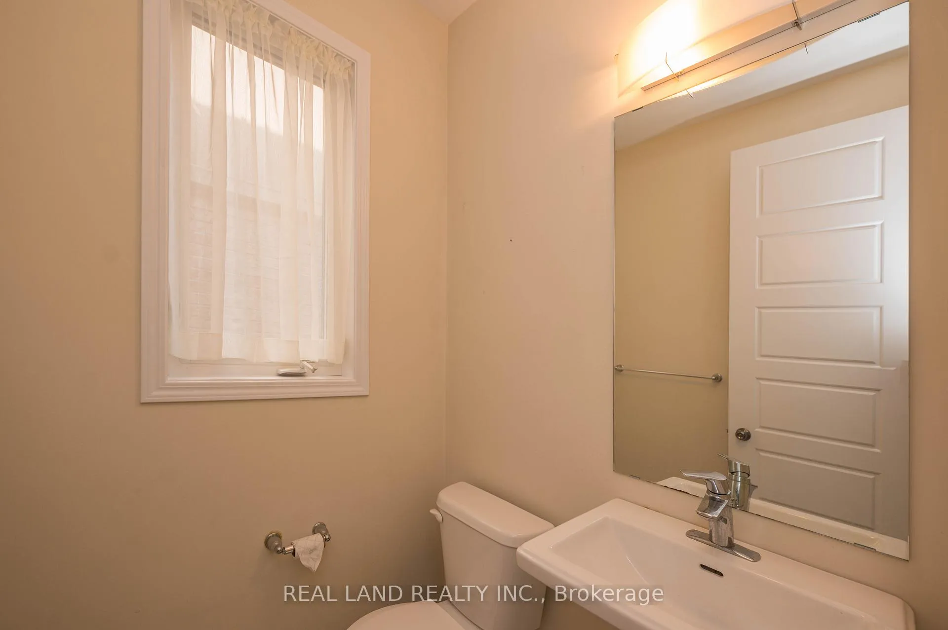 Photo 13 of 7782 Hackberry Trail, Niagara Falls, Brown — HOMEH