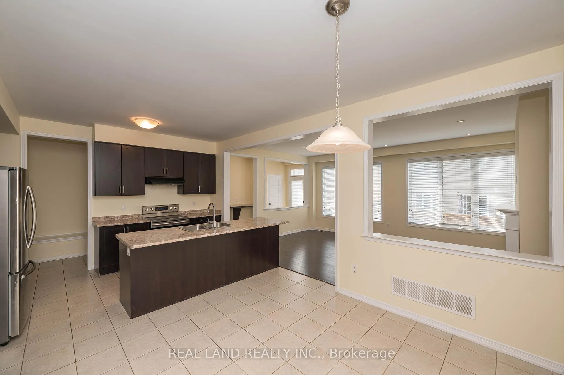 Photo 14 of 7782 Hackberry Trail, Niagara Falls, Brown — HOMEH