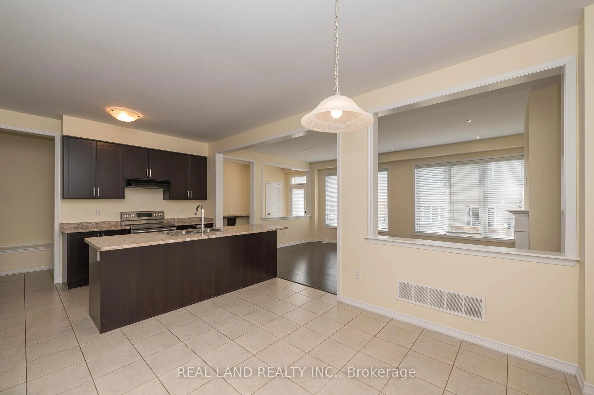 Photo 15 of 7782 Hackberry Trail, Niagara Falls, Brown — HOMEH