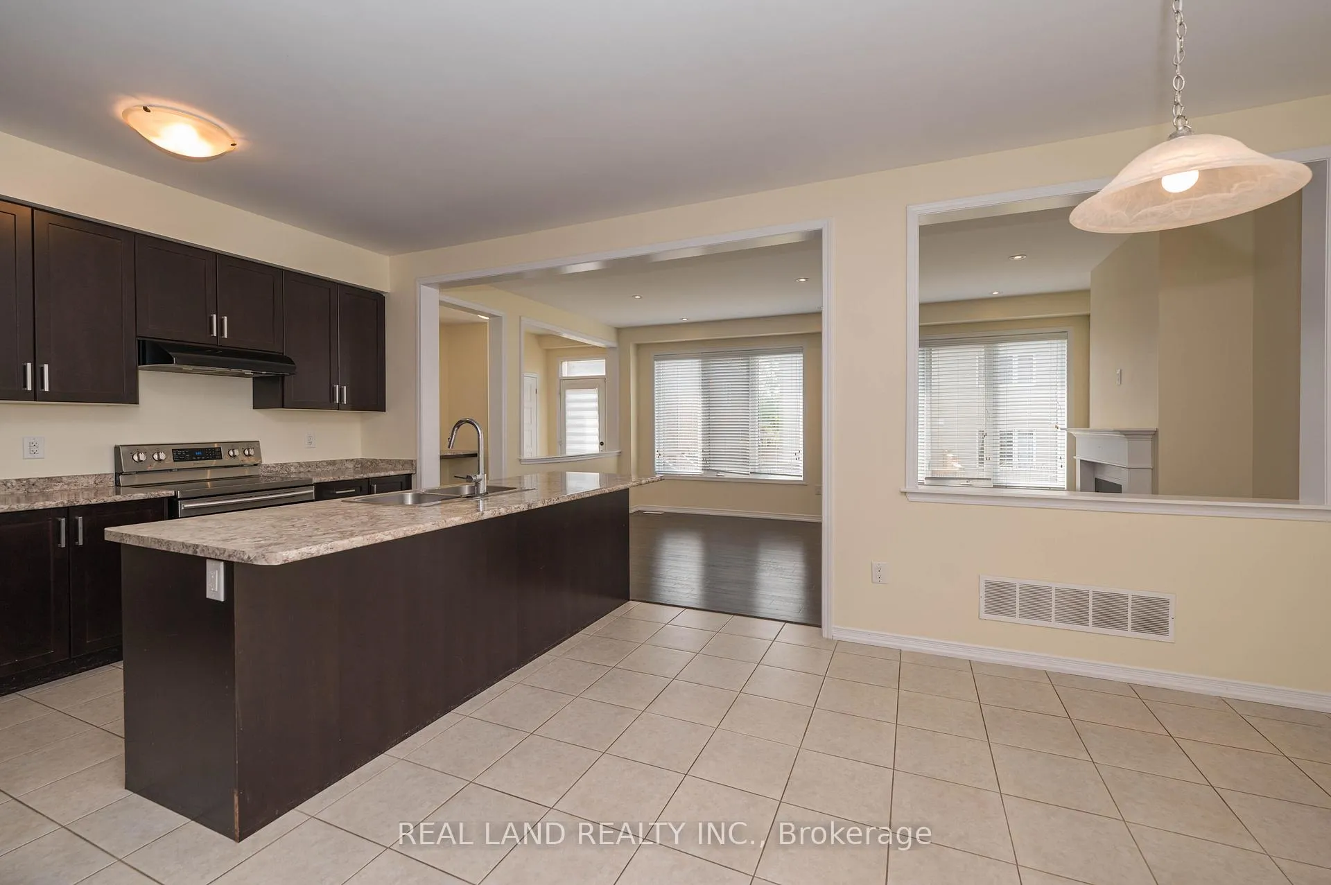Photo 16 of 7782 Hackberry Trail, Niagara Falls, Brown — HOMEH
