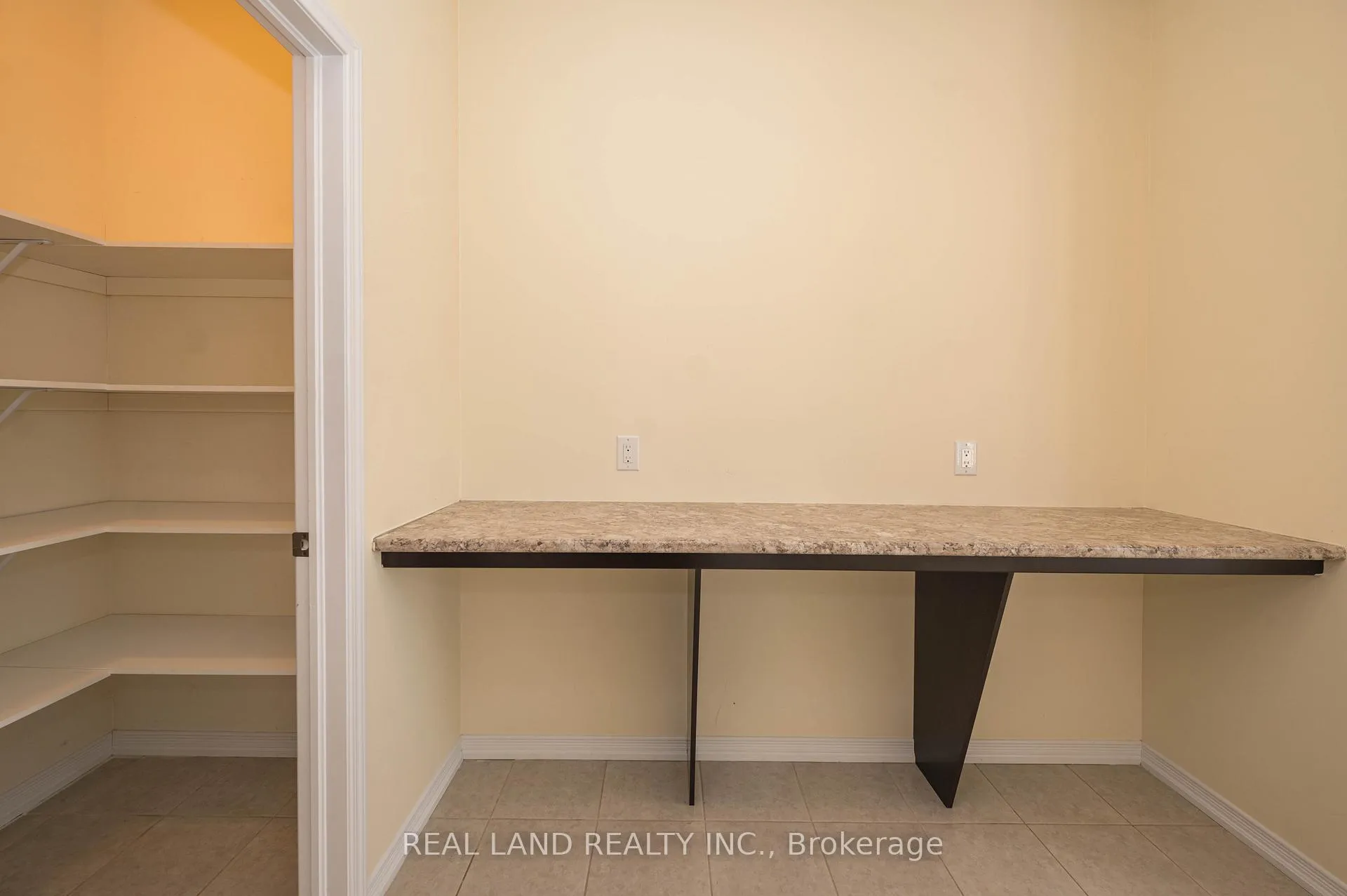 Photo 17 of 7782 Hackberry Trail, Niagara Falls, Brown — HOMEH