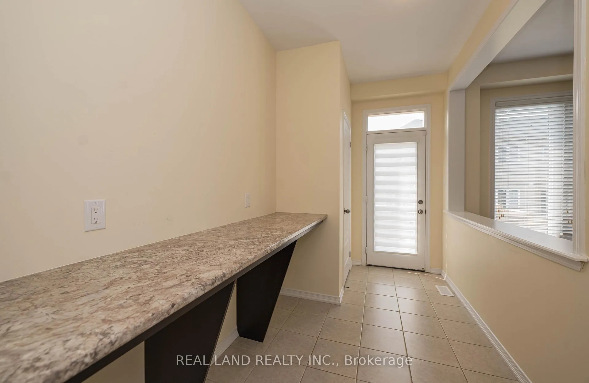 Photo 18 of 7782 Hackberry Trail, Niagara Falls, Brown — HOMEH