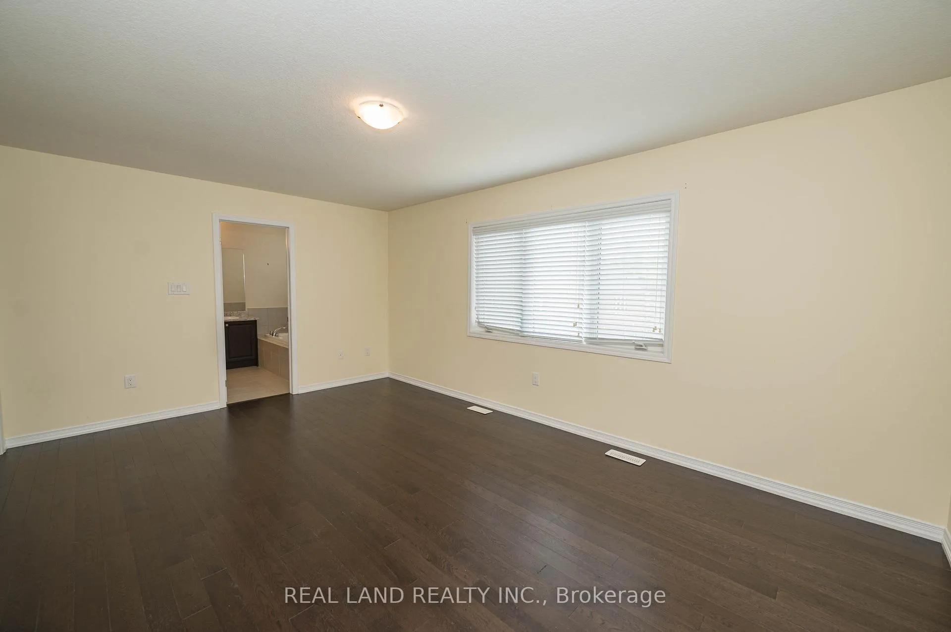 Photo 25 of 7782 Hackberry Trail, Niagara Falls, Brown — HOMEH