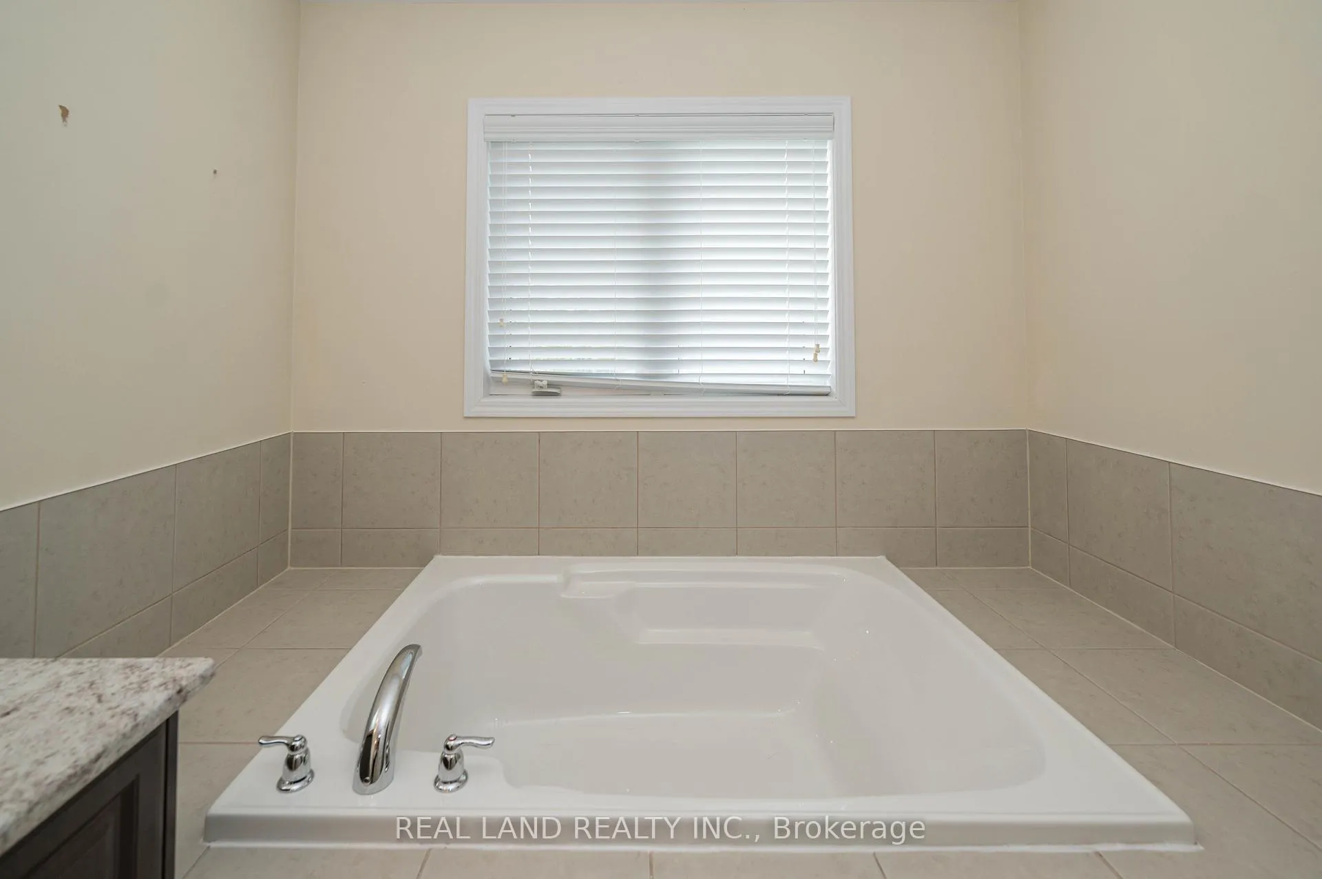 Photo 27 of 7782 Hackberry Trail, Niagara Falls, Brown — HOMEH