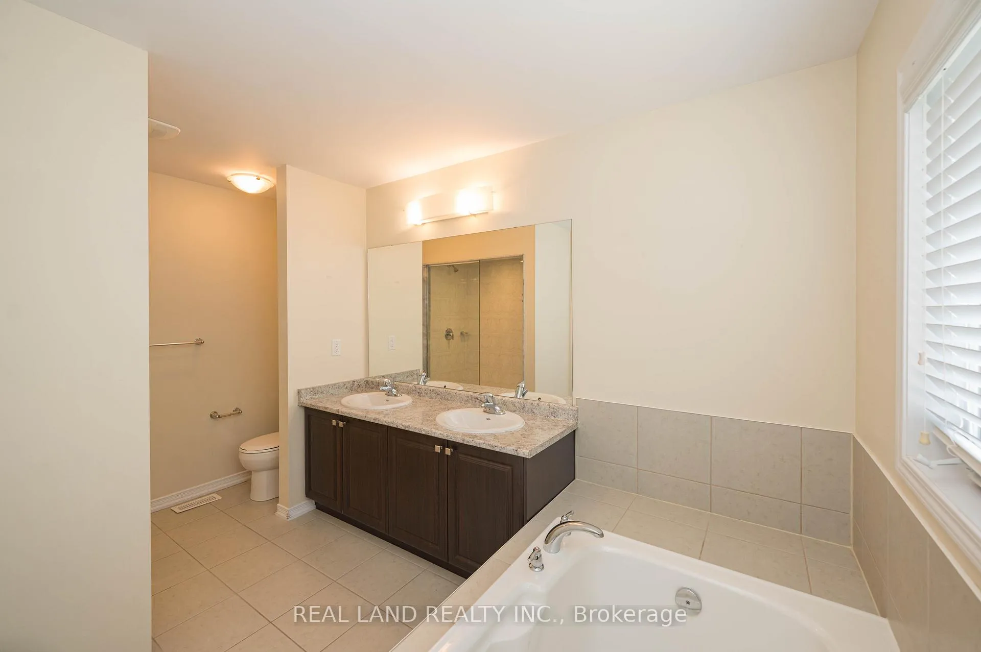 Photo 28 of 7782 Hackberry Trail, Niagara Falls, Brown — HOMEH