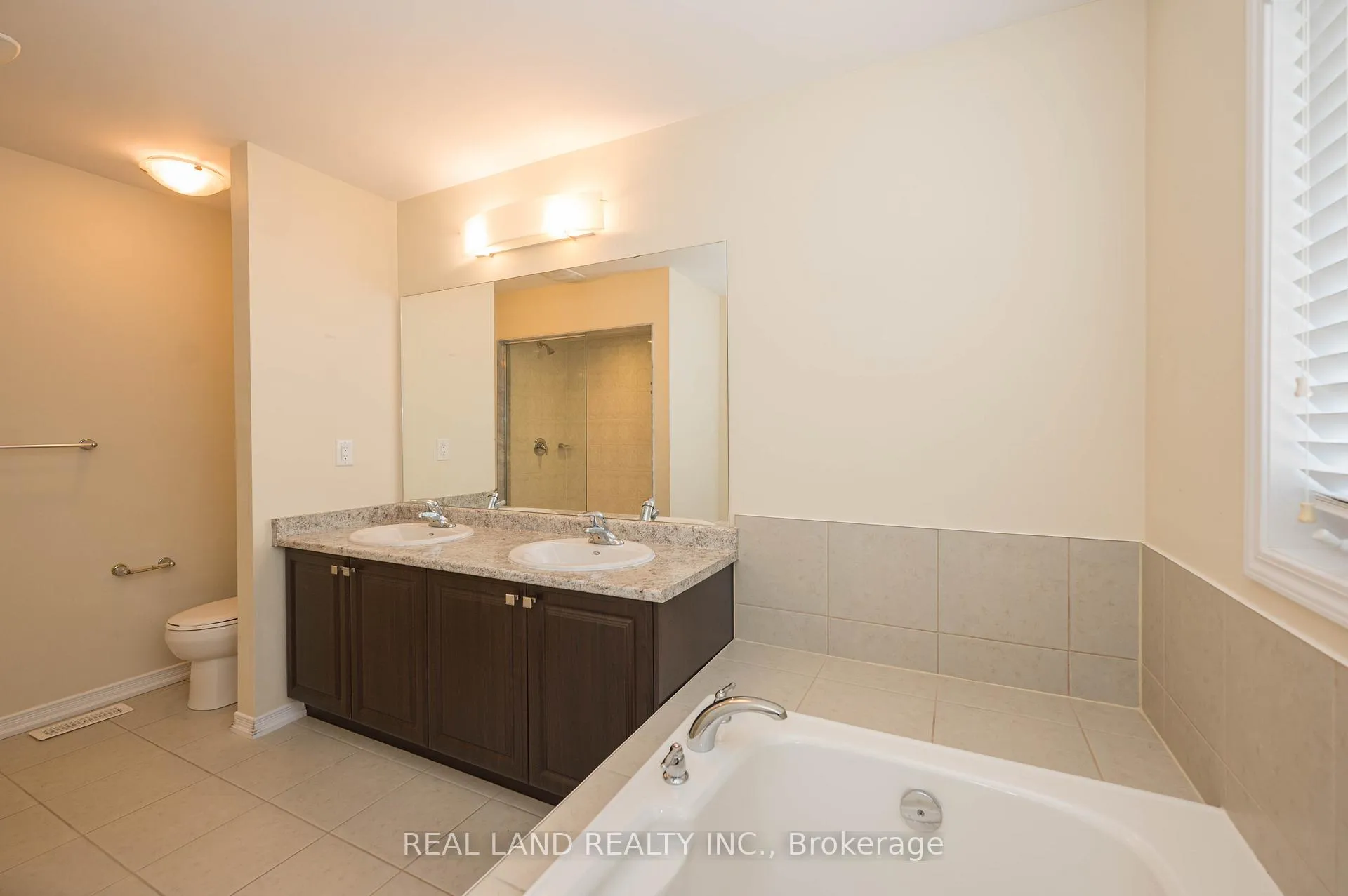 Photo 29 of 7782 Hackberry Trail, Niagara Falls, Brown — HOMEH