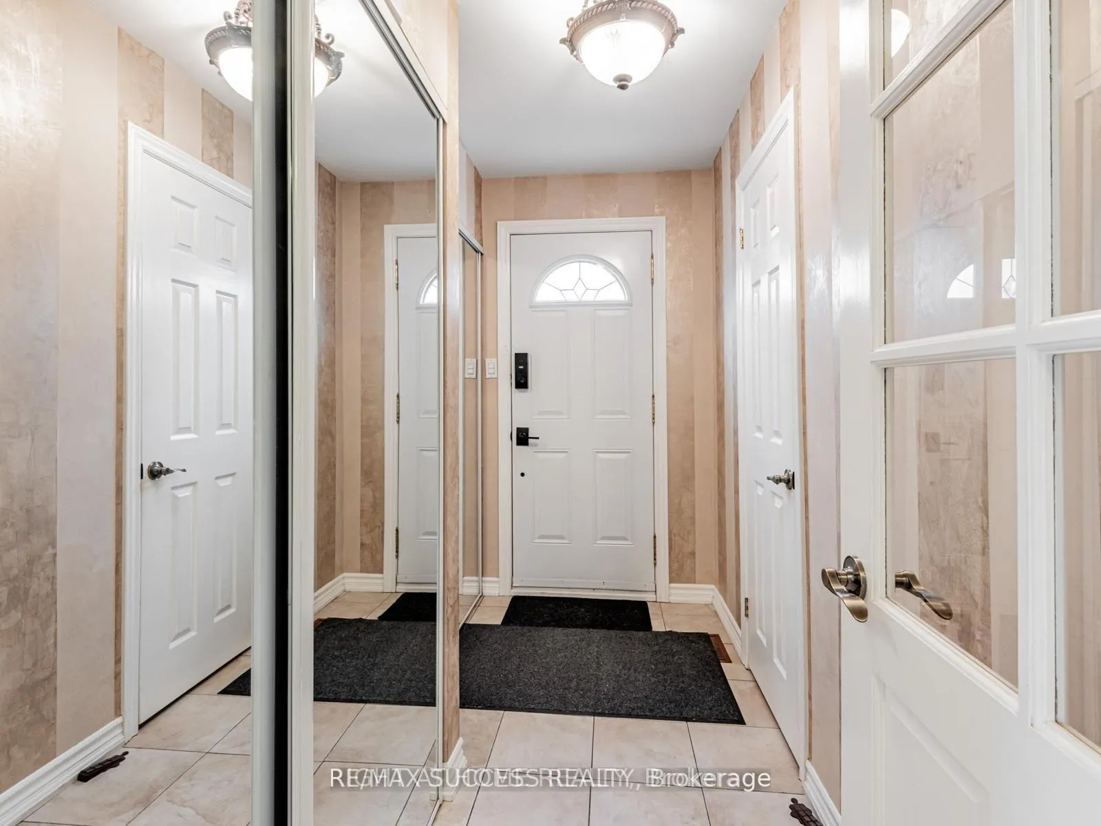 Photo 3 of Unit Lower, 7 Point O'Woods Drive, Vaughan, Glen Shields — HOMEH