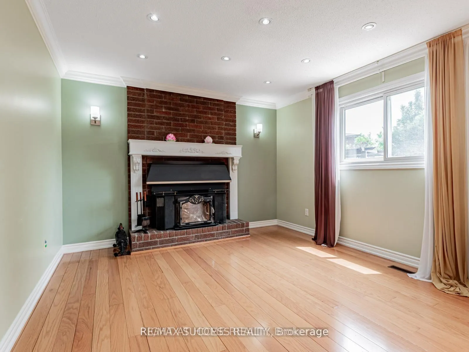 Photo 4 of Unit Lower, 7 Point O'Woods Drive, Vaughan, Glen Shields — HOMEH