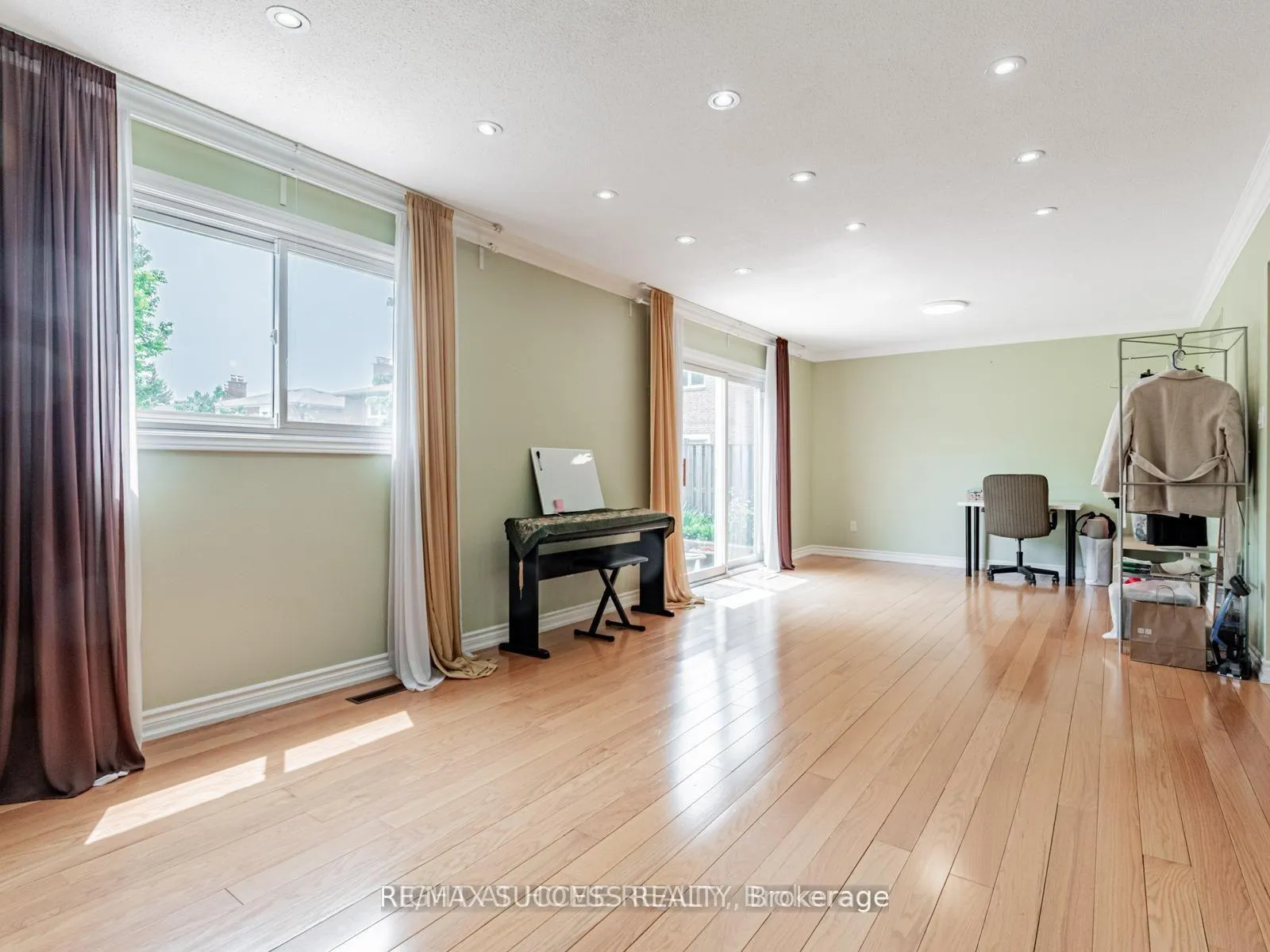 Photo 5 of Unit Lower, 7 Point O'Woods Drive, Vaughan, Glen Shields — HOMEH