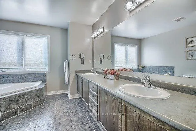 Photo 12 of 70 Vivaldi Drive, Vaughan, Patterson — HOMEH