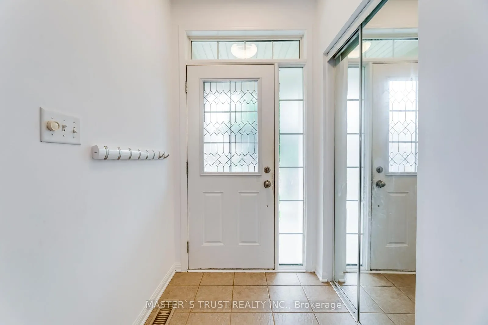 Photo 3 of 104 Emick Drive, Hamilton, Meadowlands — HOMEH