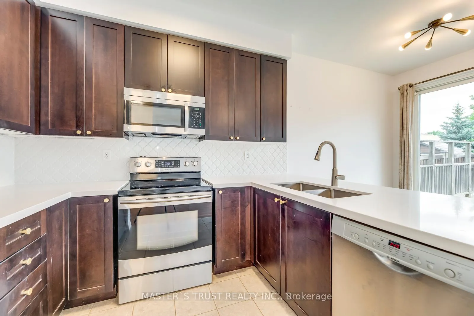 Photo 10 of 104 Emick Drive, Hamilton, Meadowlands — HOMEH