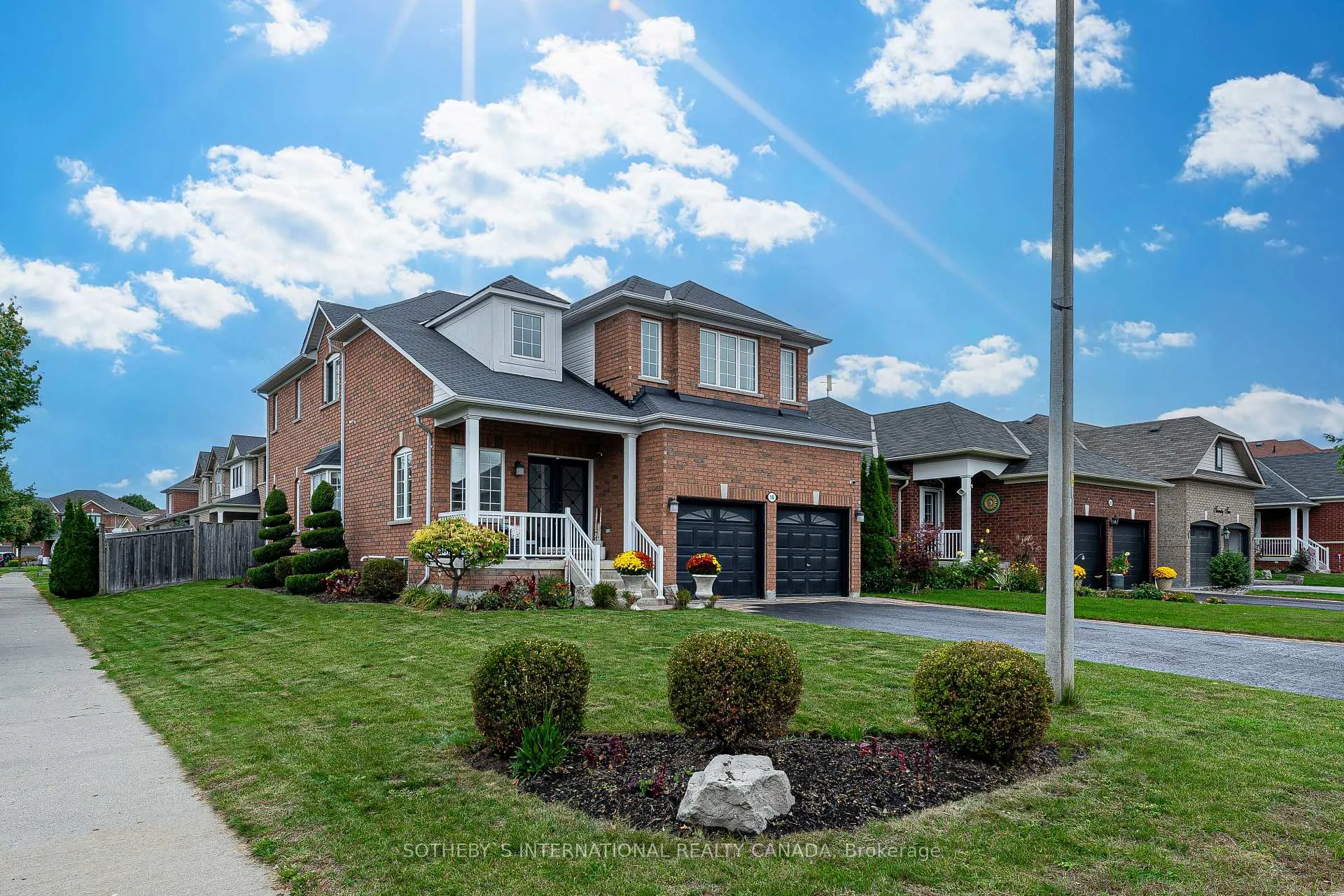 Photo 2 of 18 Harkness Drive, Whitby, Rolling Acres — HOMEH
