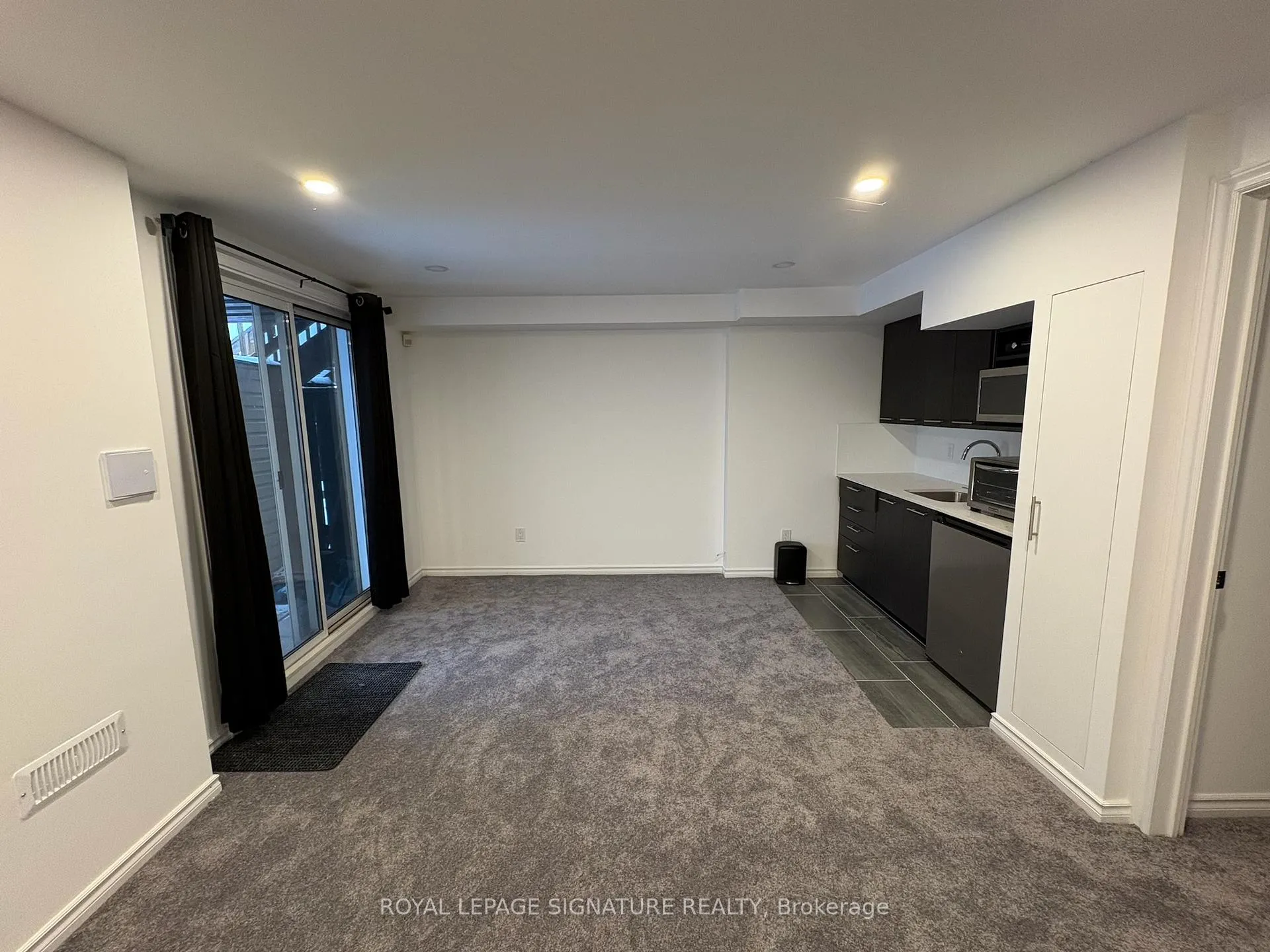 Photo 3 of 43 Parktree Drive, Vaughan, Maple — HOMEH