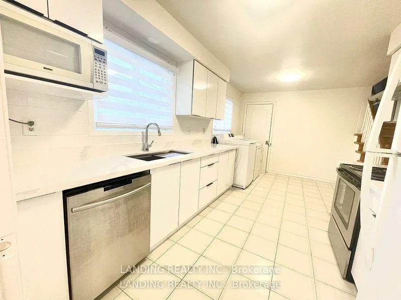 Photo 4 of Unit Upper, 43 Shieldmark Crescent, Markham, Royal Orchard — HOMEH