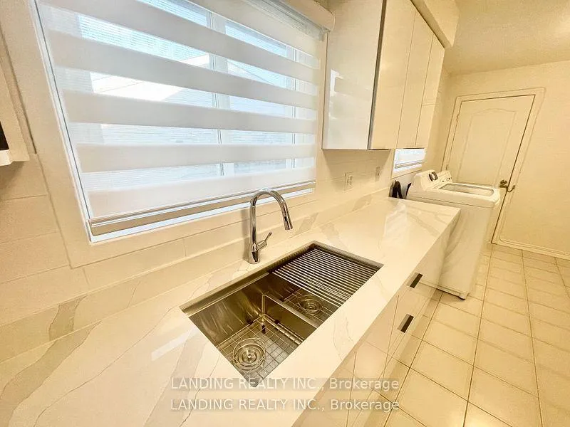 Photo 6 of Unit Upper, 43 Shieldmark Crescent, Markham, Royal Orchard — HOMEH