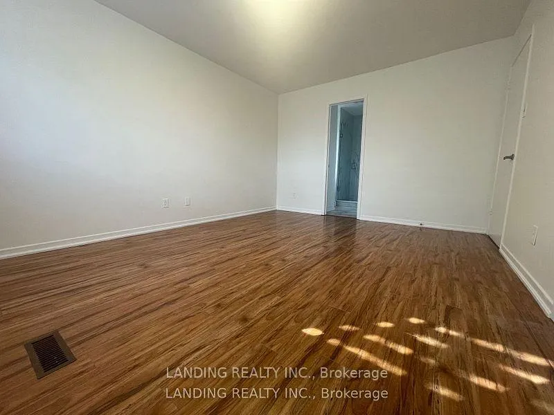 Photo 16 of Unit Upper, 43 Shieldmark Crescent, Markham, Royal Orchard — HOMEH