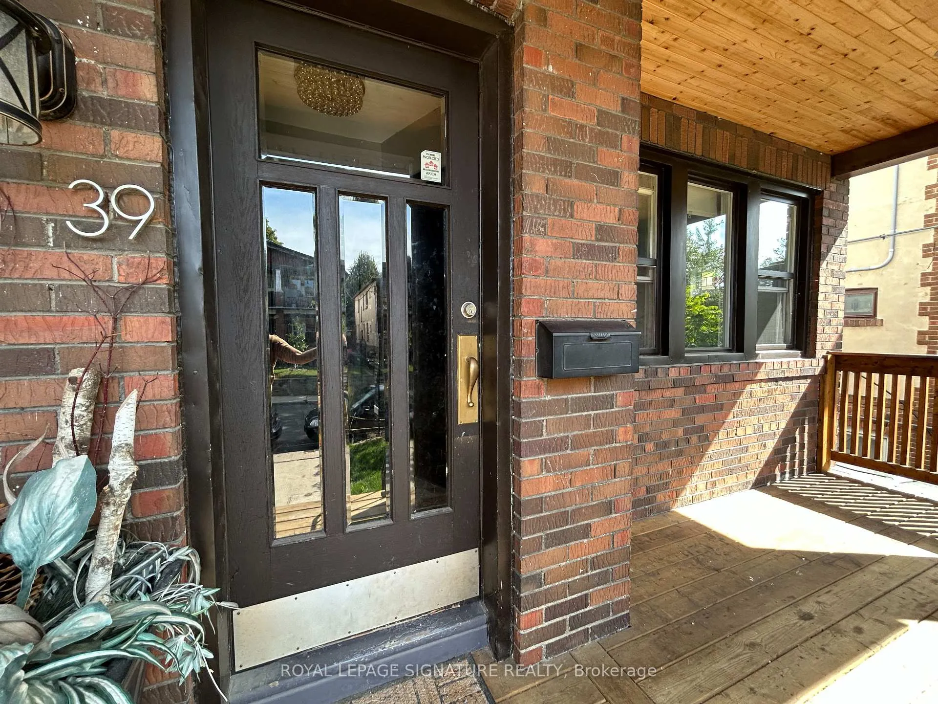 Photo 4 of Unit Main, 39 Scarboro Beach Boulevard, Toronto, The Beaches — HOMEH