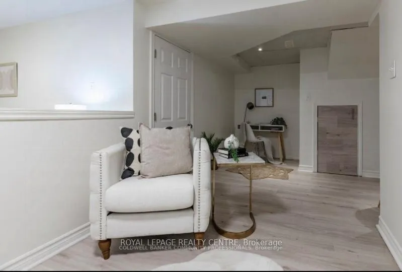Photo 3 of 256 Charlton Avenue E, Hamilton, Corktown — HOMEH