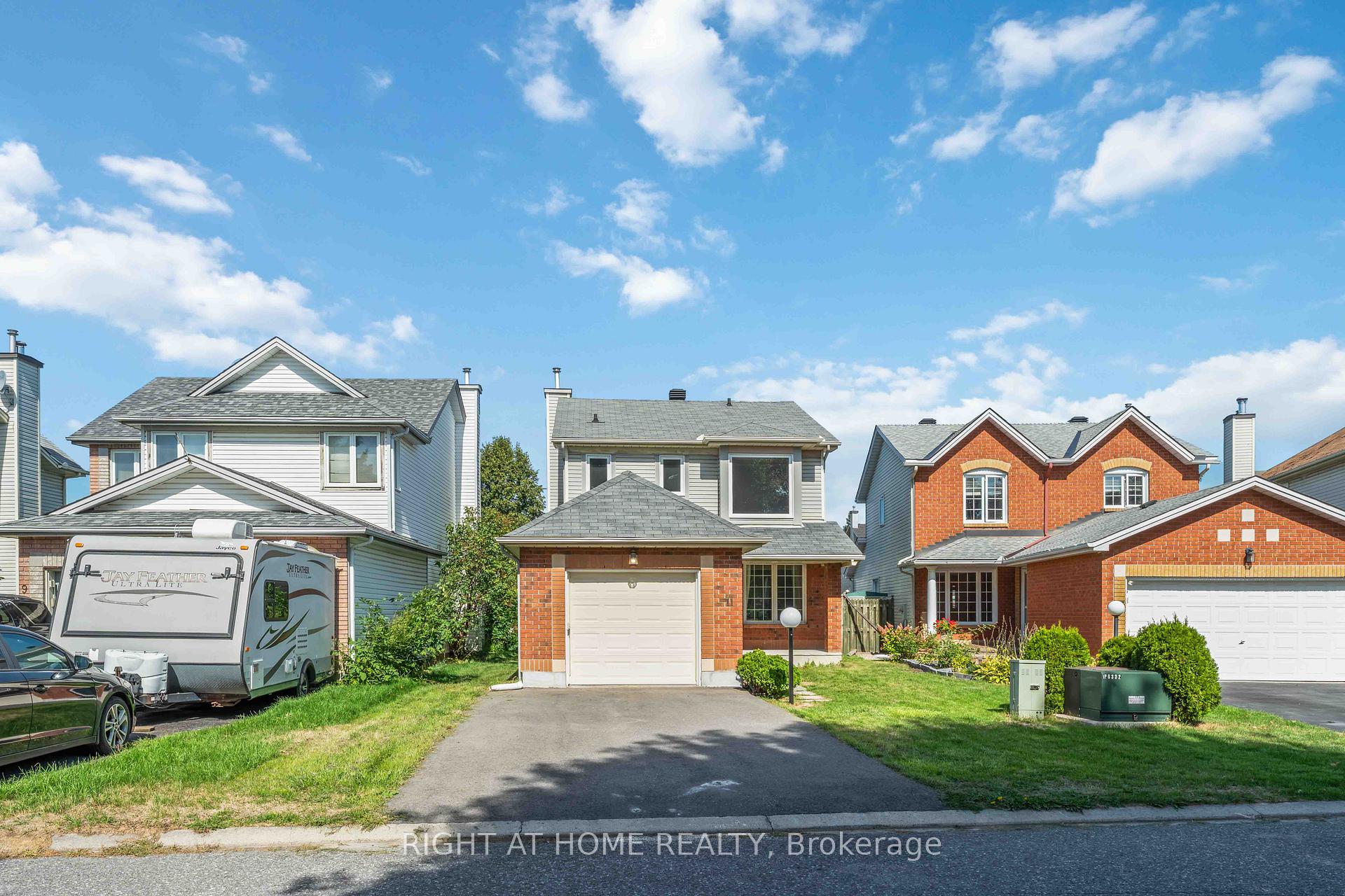 Photo 2 of 11 Wiltshire Circle, Ottawa, Barrhaven - Longfields — HOMEH