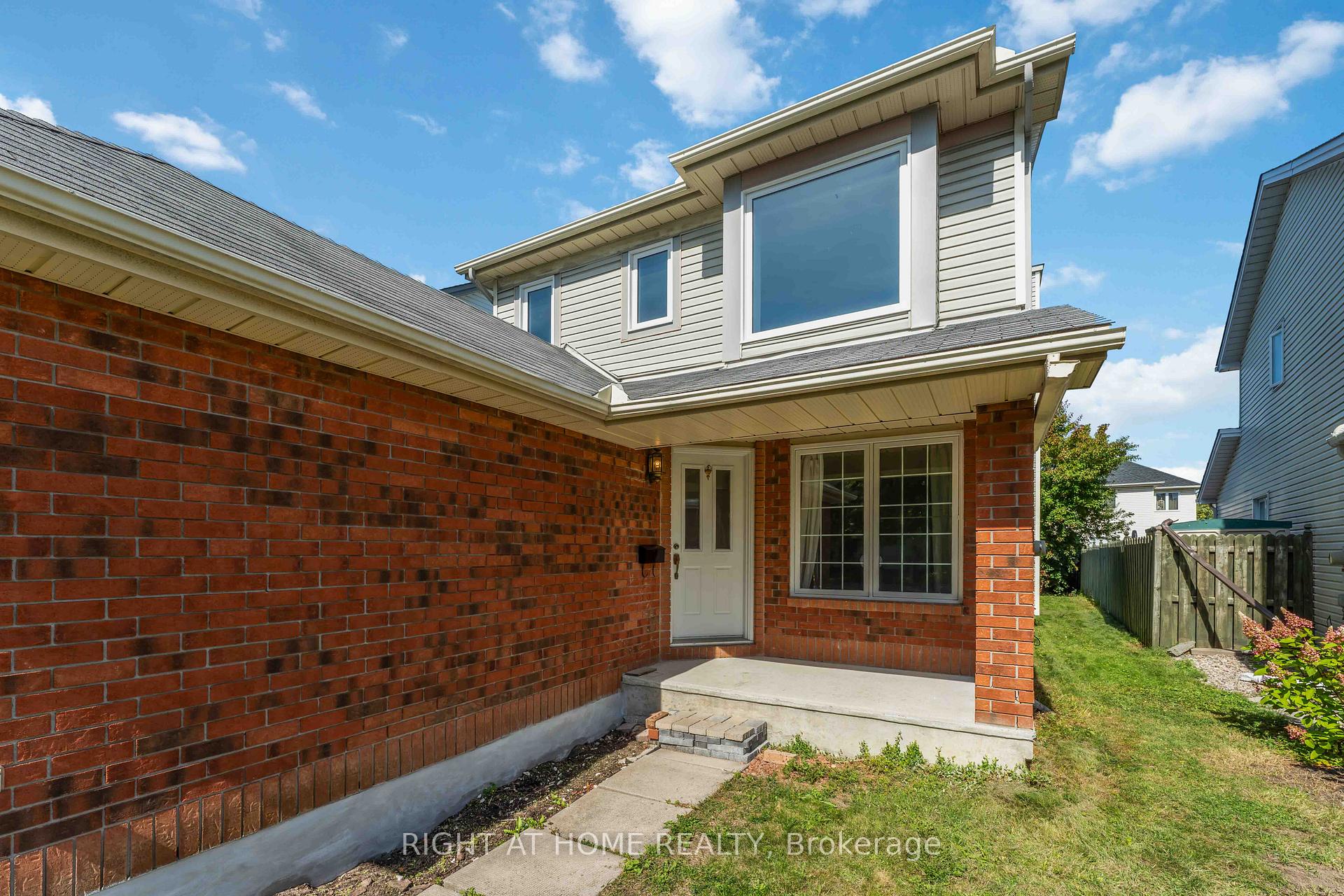 Photo 3 of 11 Wiltshire Circle, Ottawa, Barrhaven - Longfields — HOMEH