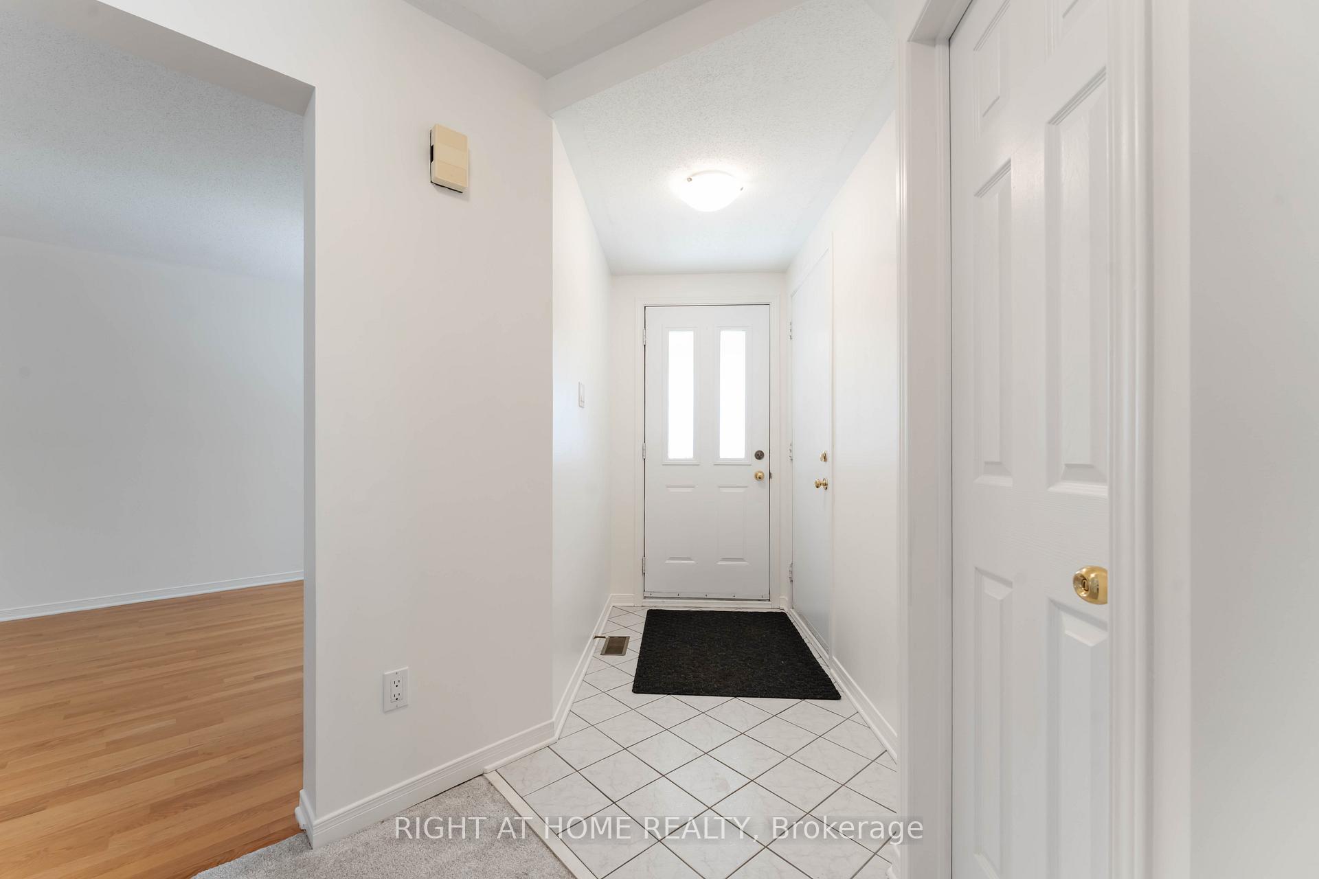 Photo 4 of 11 Wiltshire Circle, Ottawa, Barrhaven - Longfields — HOMEH