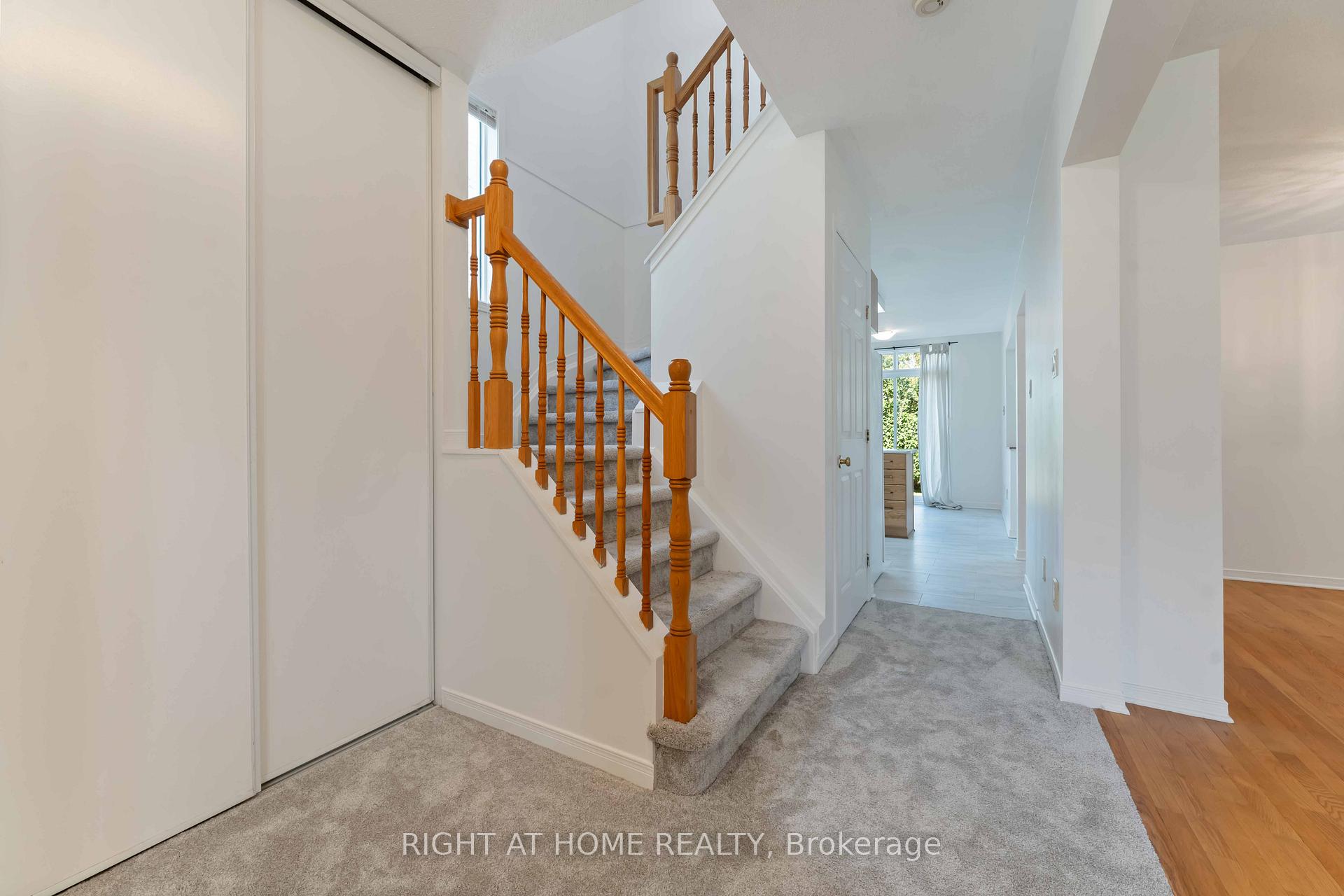 Photo 5 of 11 Wiltshire Circle, Ottawa, Barrhaven - Longfields — HOMEH