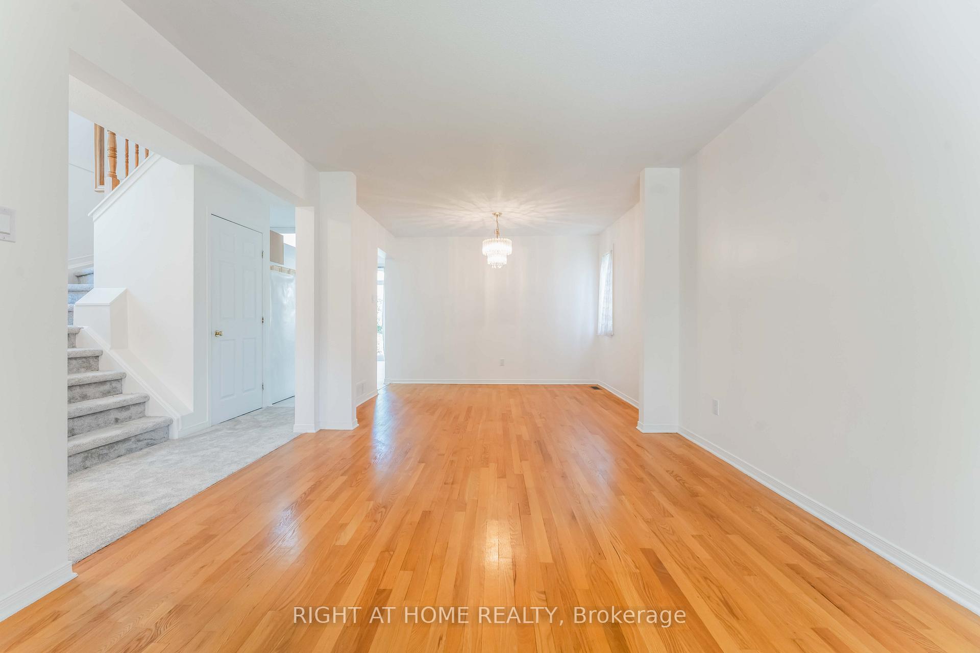 Photo 6 of 11 Wiltshire Circle, Ottawa, Barrhaven - Longfields — HOMEH
