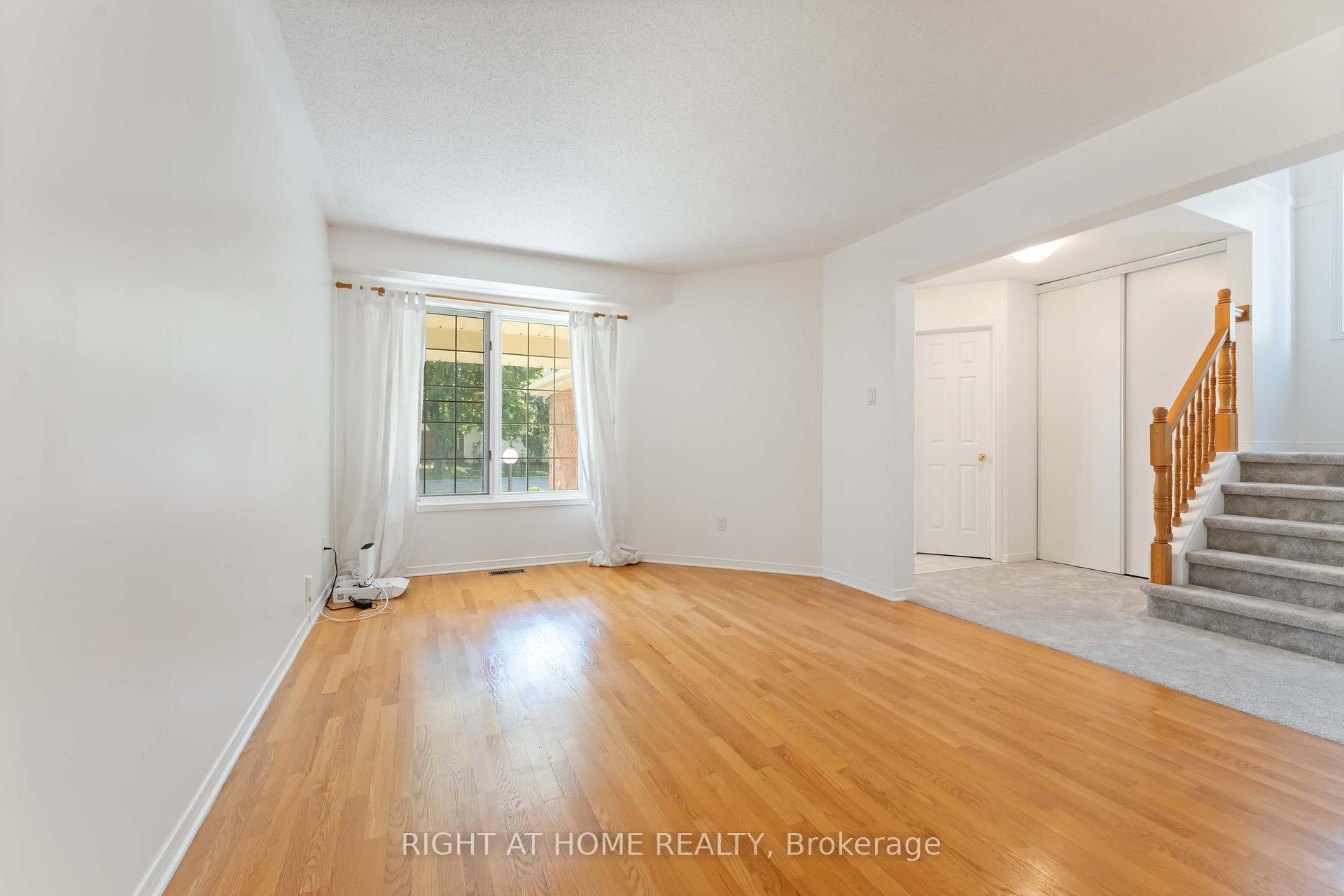 Photo 7 of 11 Wiltshire Circle, Ottawa, Barrhaven - Longfields — HOMEH