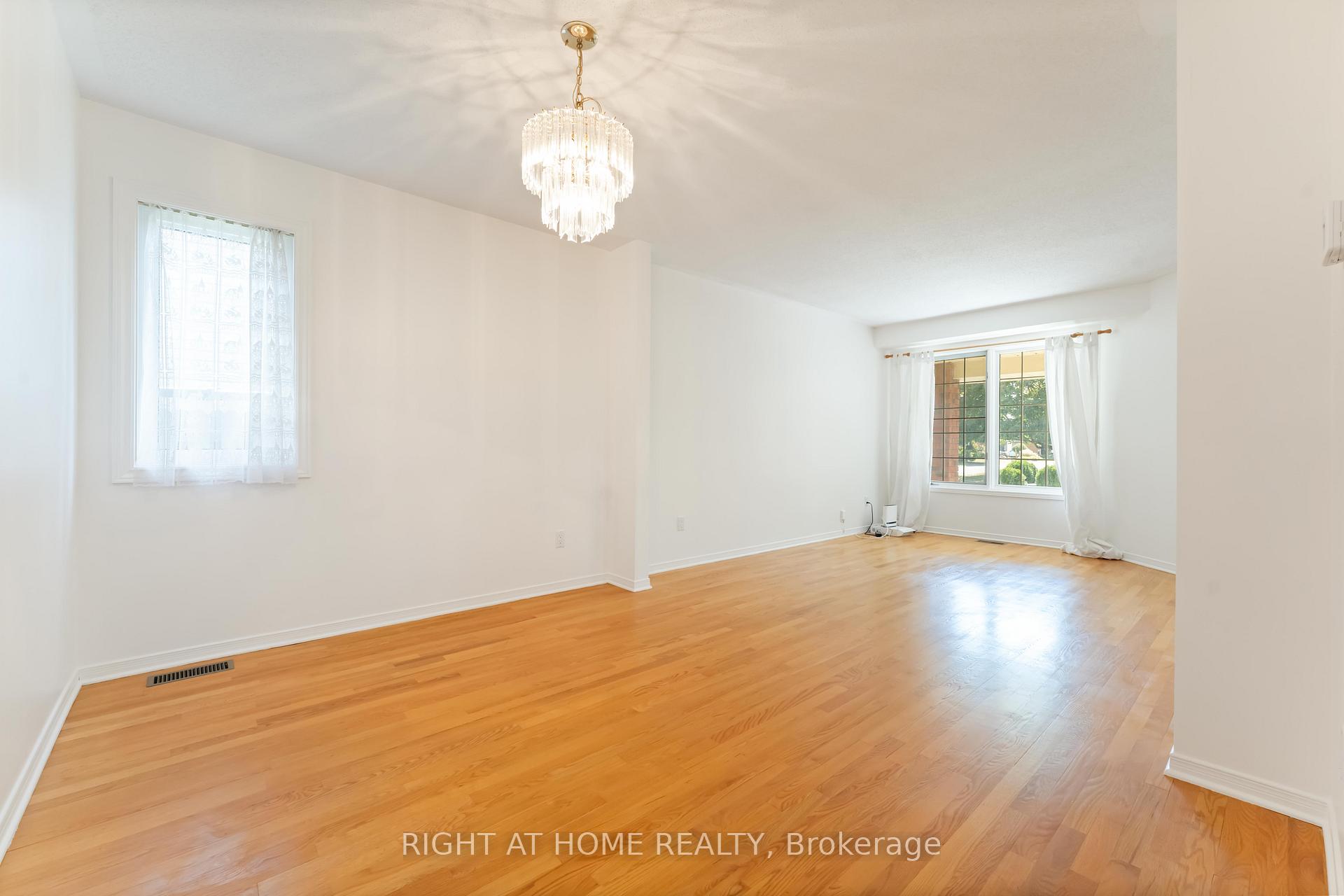Photo 8 of 11 Wiltshire Circle, Ottawa, Barrhaven - Longfields — HOMEH
