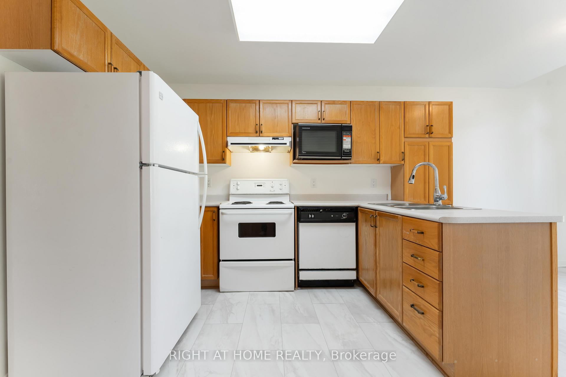 Photo 9 of 11 Wiltshire Circle, Ottawa, Barrhaven - Longfields — HOMEH