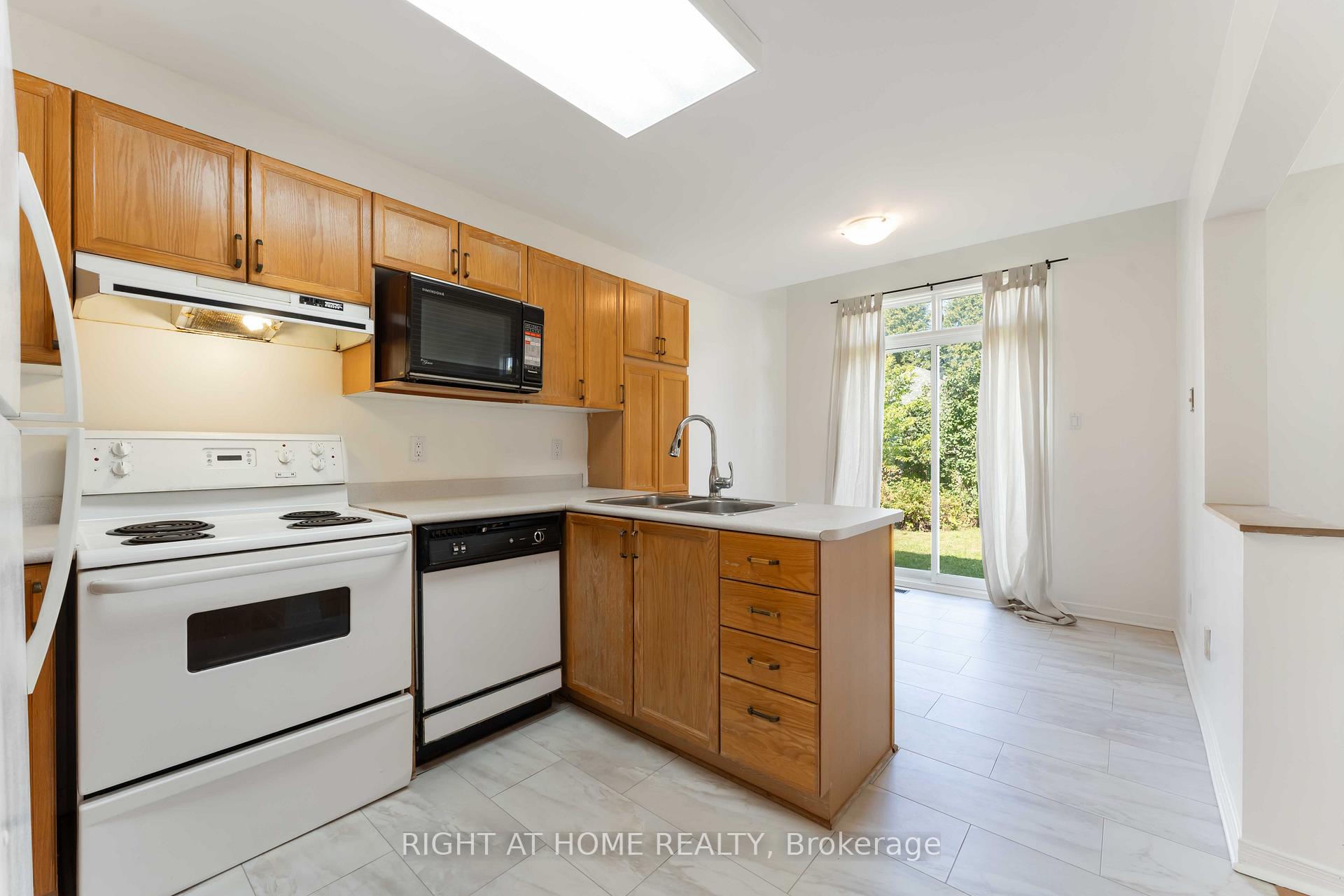 Photo 10 of 11 Wiltshire Circle, Ottawa, Barrhaven - Longfields — HOMEH