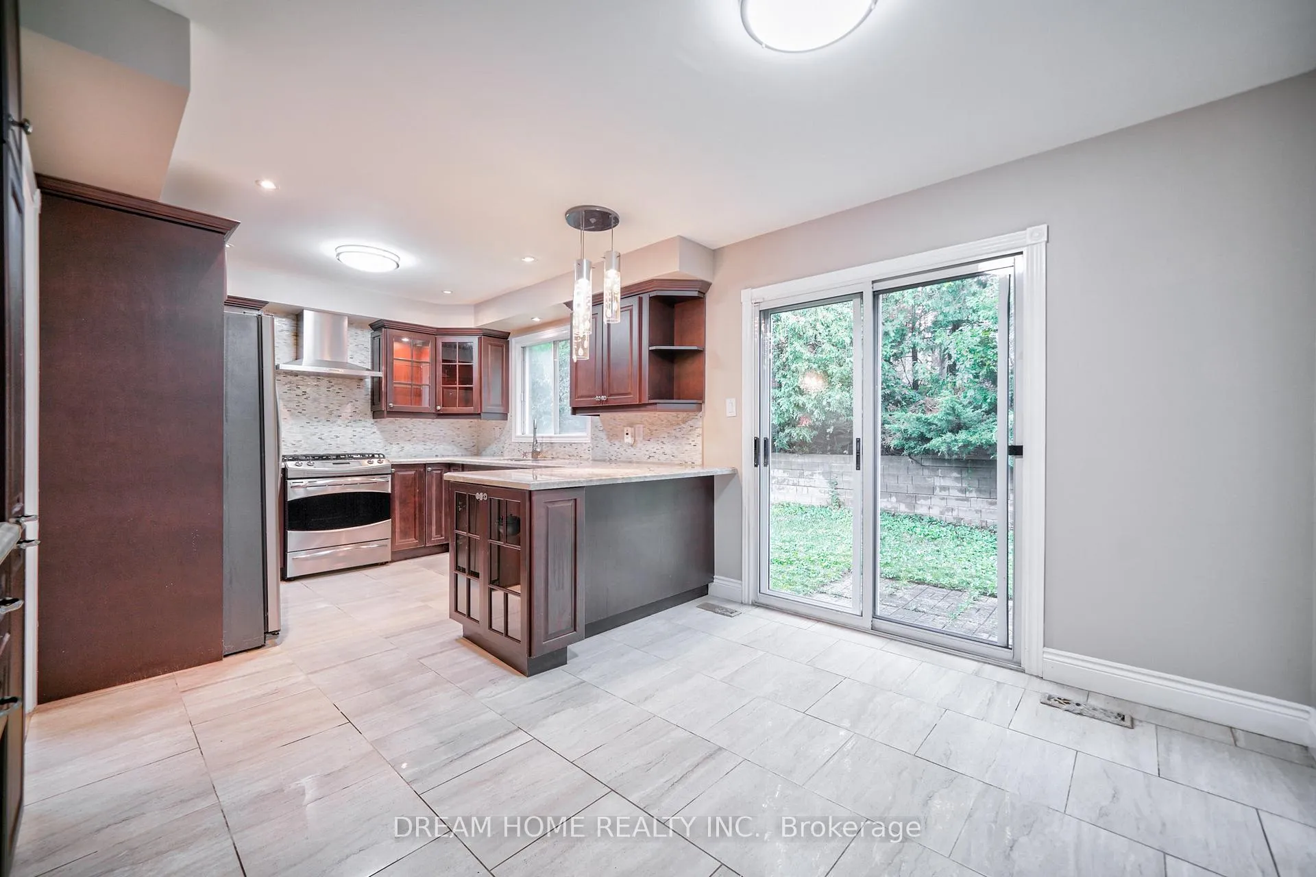 Photo 4 of 24 Muster Court, Markham, Buttonville — HOMEH