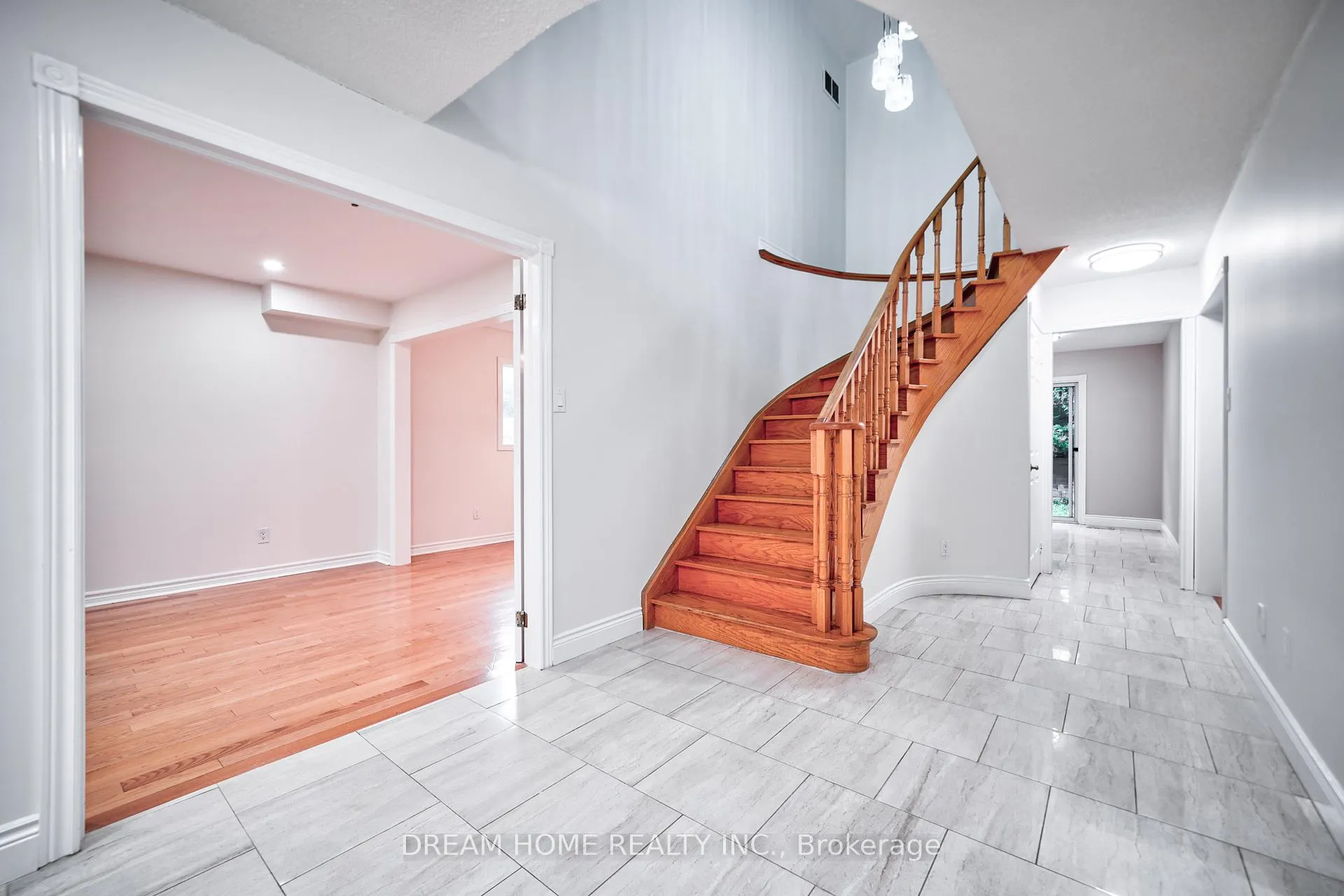 Photo 12 of 24 Muster Court, Markham, Buttonville — HOMEH
