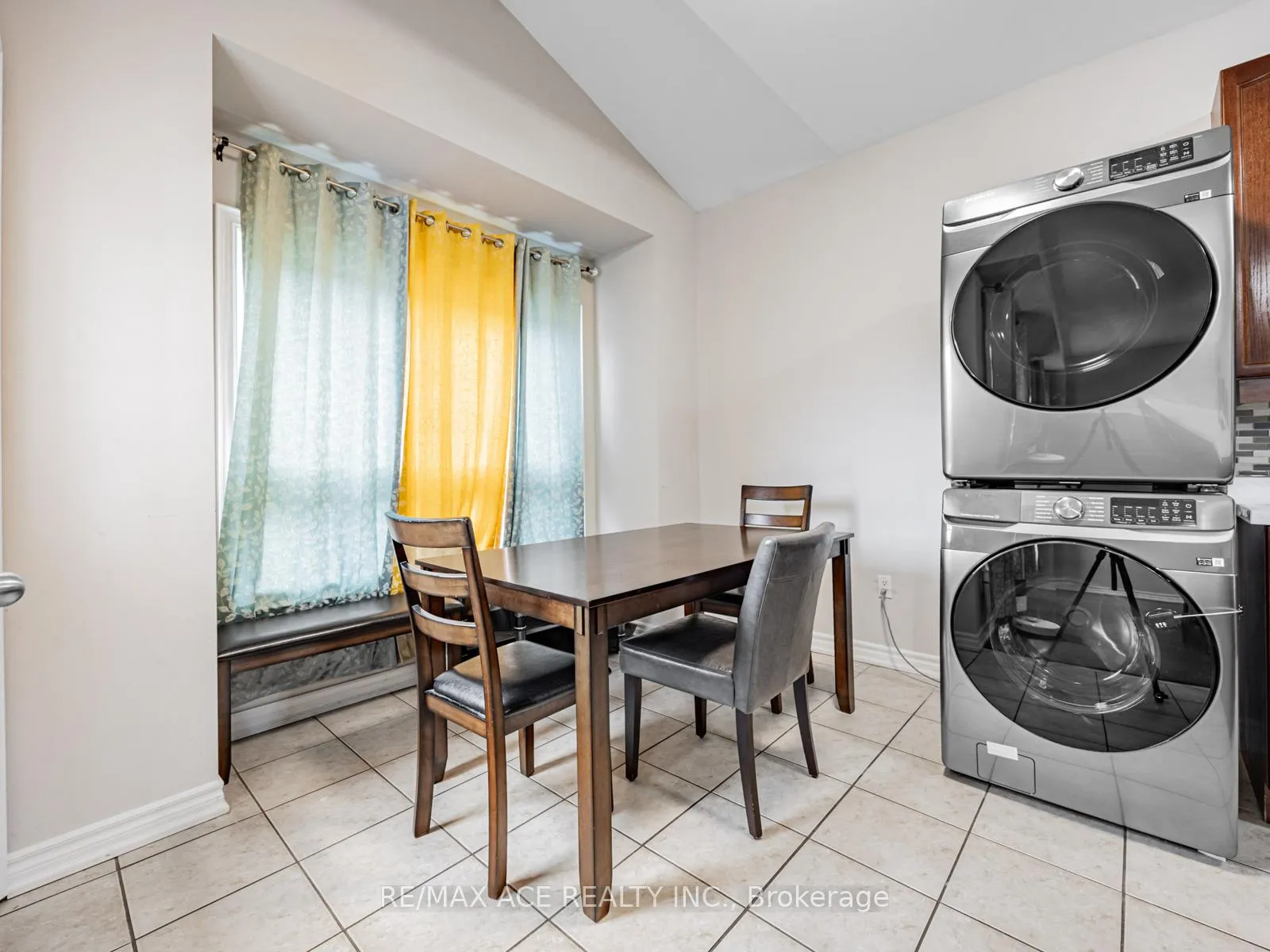 Photo 12 of 51 Styles Crescent, Ajax, Northeast Ajax — HOMEH